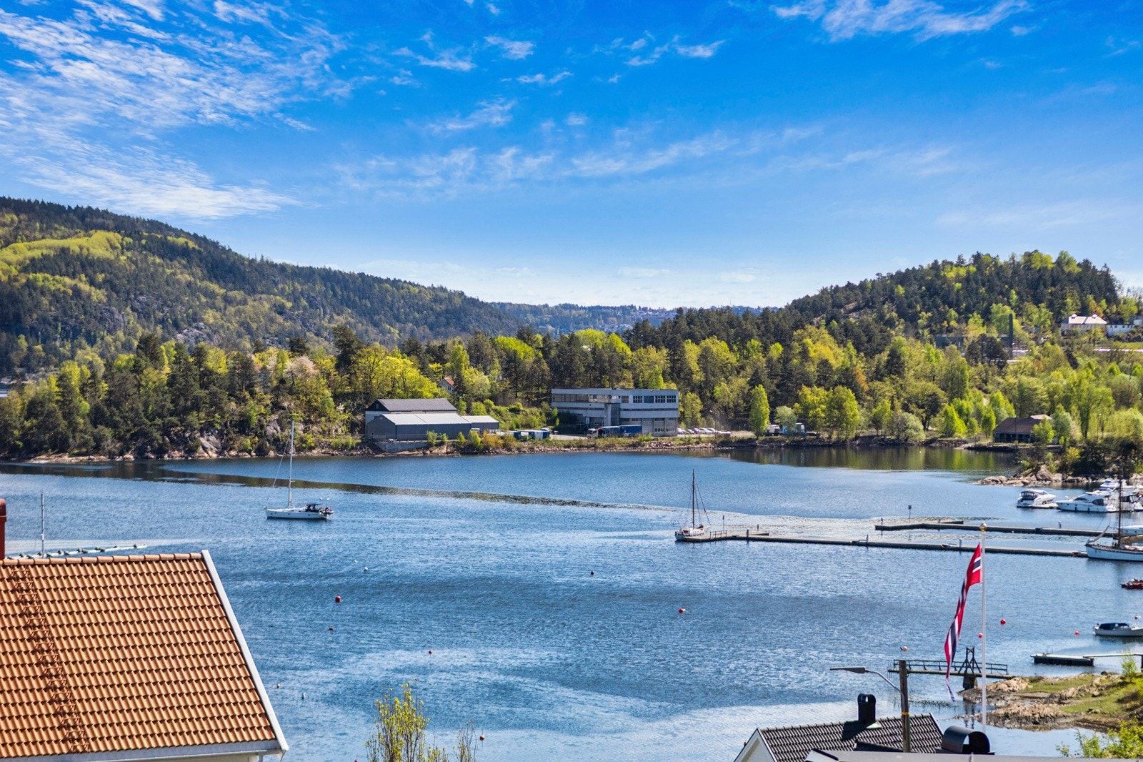 Flott utsikt over innseilingen til Sætre. Livet på fjorden er nydlig å hvile øynene på! Galleribilde