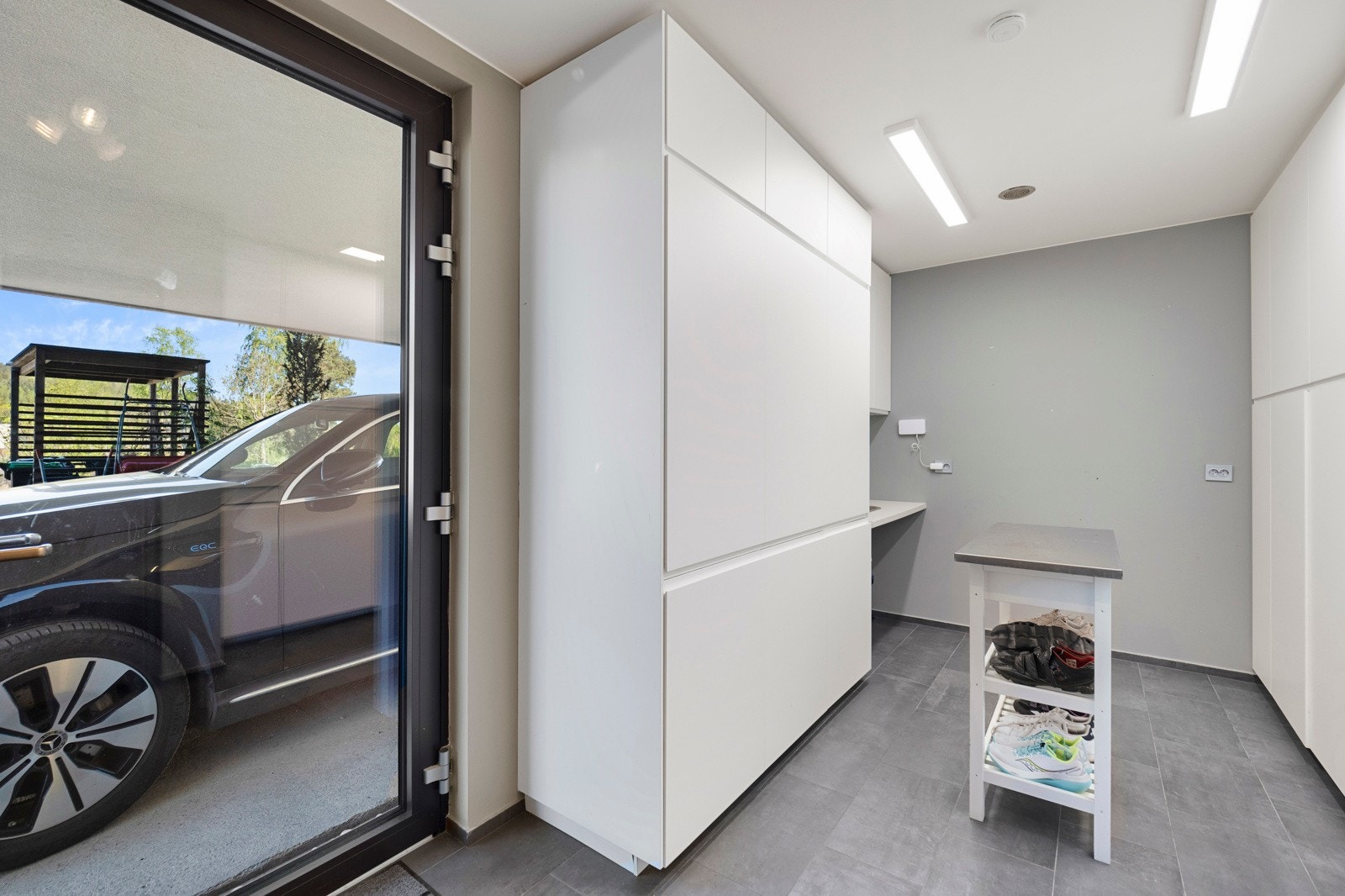 Bod med mye skapplass. Herfra har man direkte utgang til carport. Galleribilde