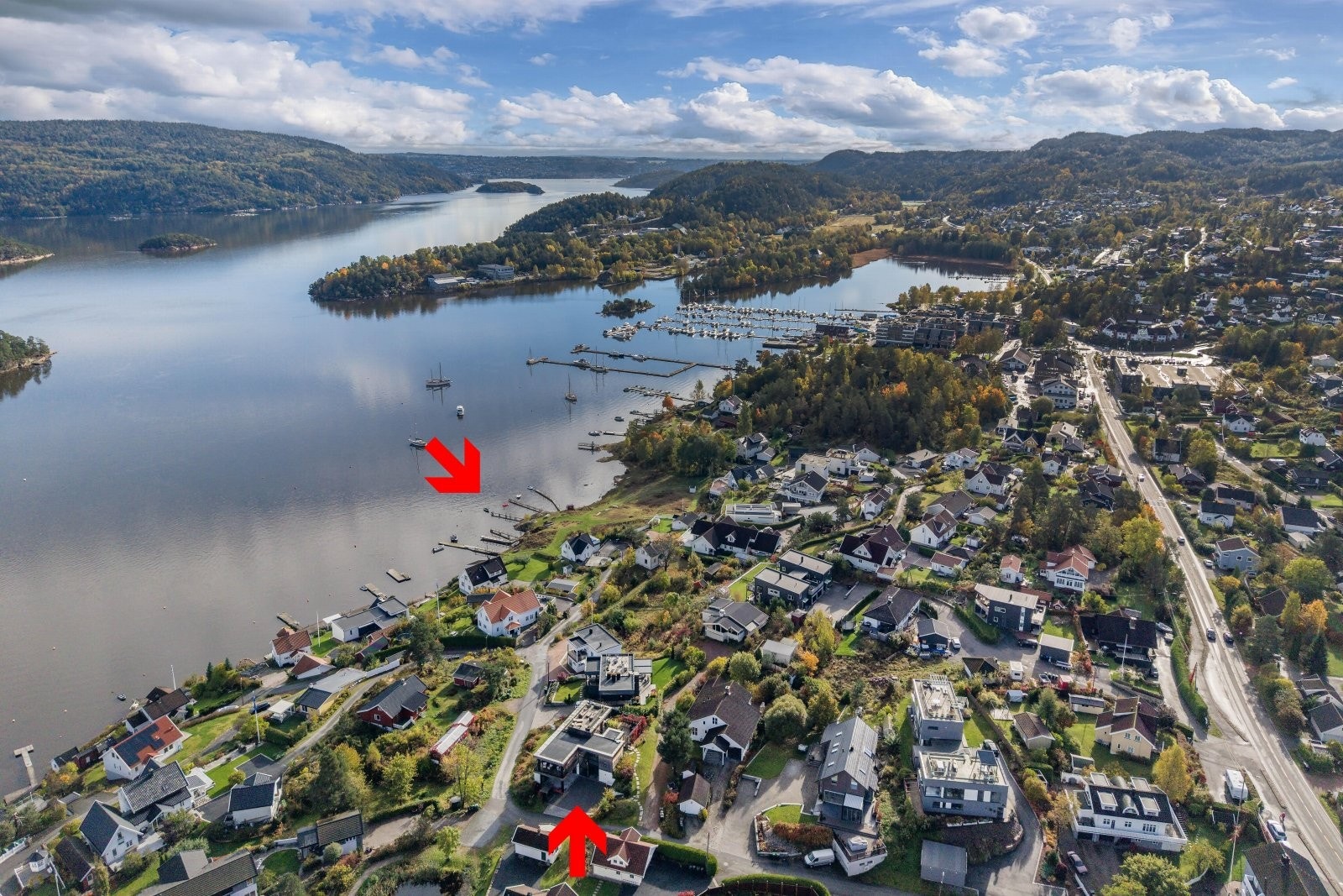 Eiendommen ligger flott til med nærhet til fjorden. Brygge med plass til båten rett ved. Galleribilde