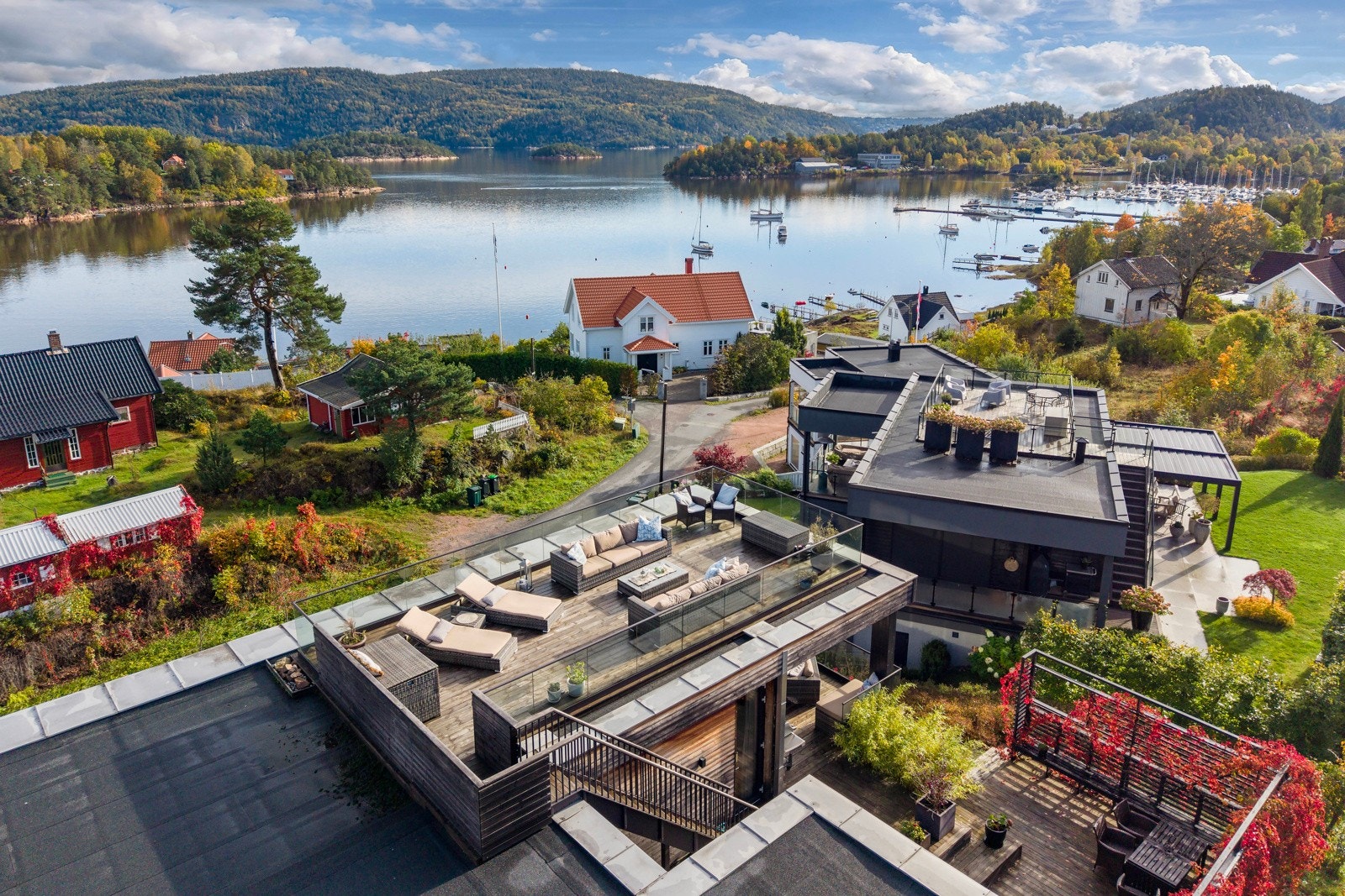 Kort gangavstand til Sætre sentrum og Sætre havn. Galleribilde