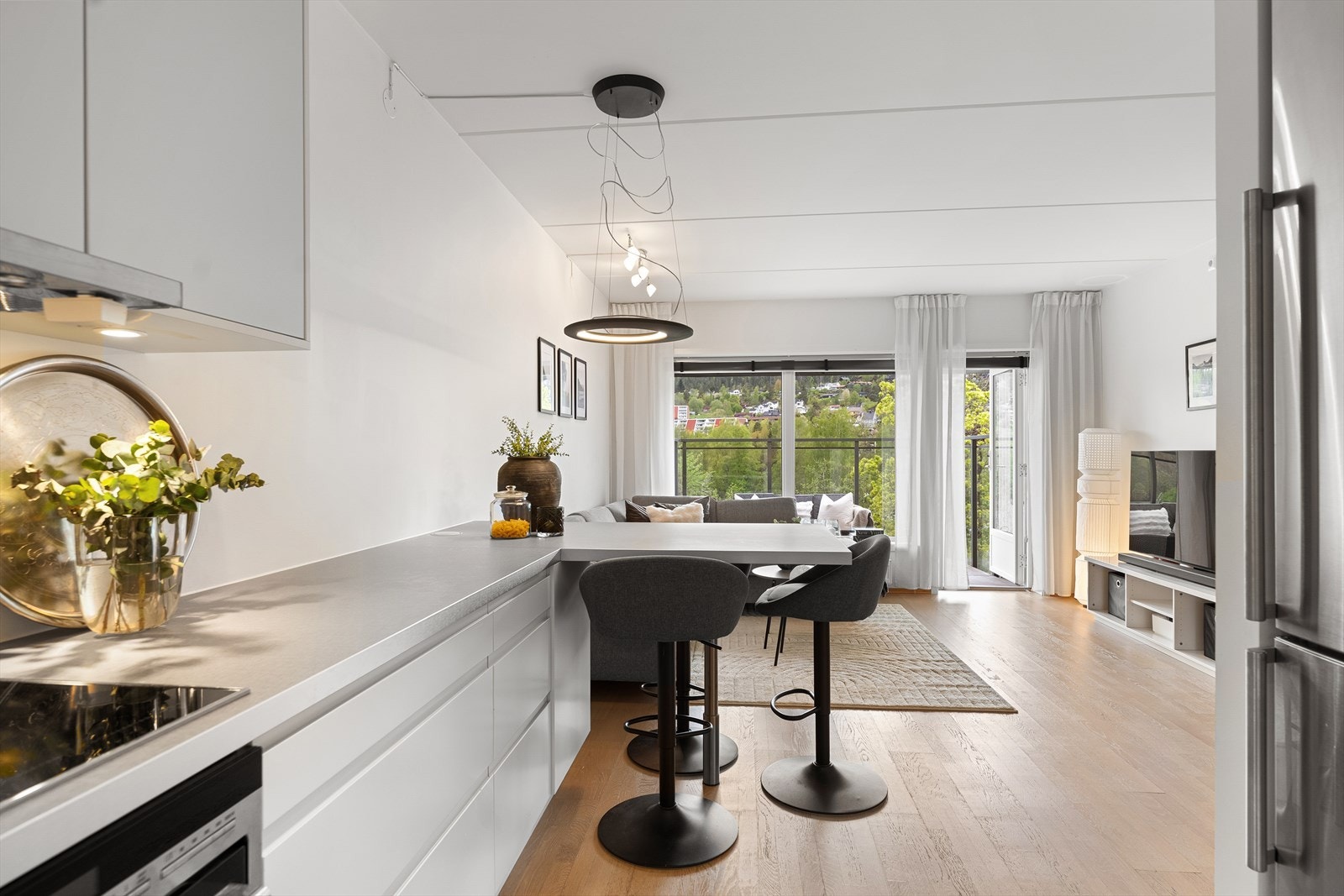 Leilighet fra 2014 med åpen stue- og kjøkkenløsning, vannbåren varme og balansert ventilasjon. Galleribilde