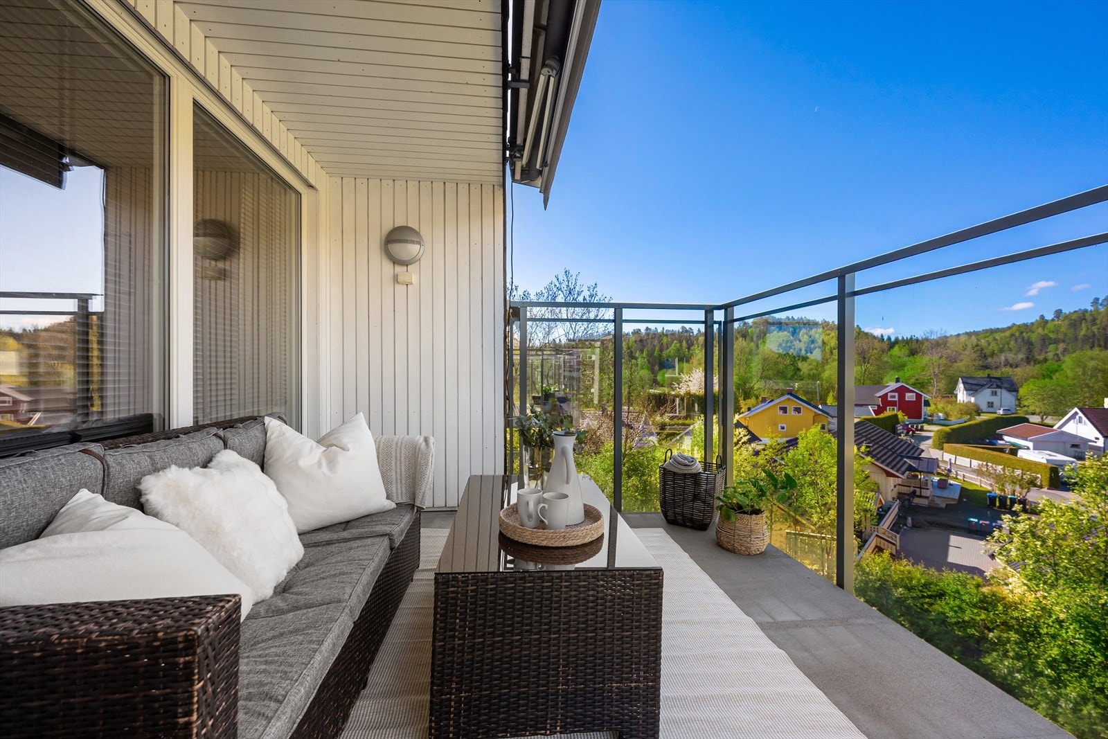 Balkongen på ca. 10 m² blir en naturlig forlengelse av boligen på varme dager. Galleribilde