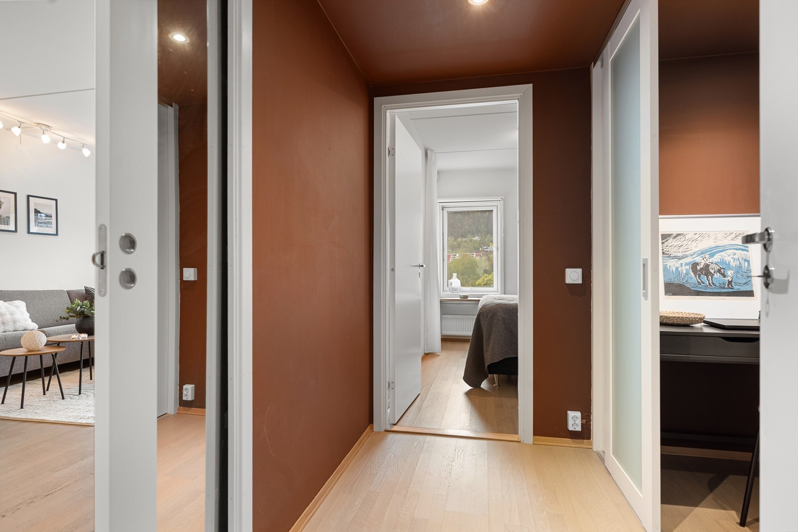 En gang skiller soverom, bad og walk-in fra leilighetens sosiale soner. Galleribilde