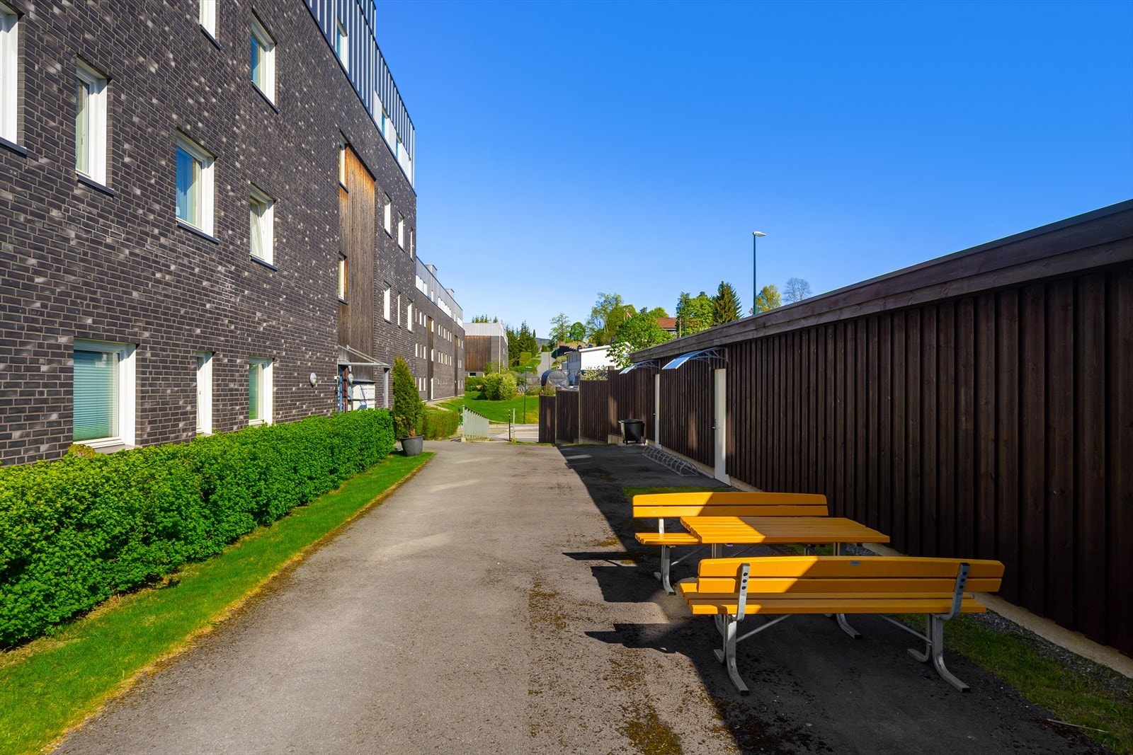 Fellesarealene er pent opparbeidet med gangveier, sittegrupper og grøntarealer. Galleribilde