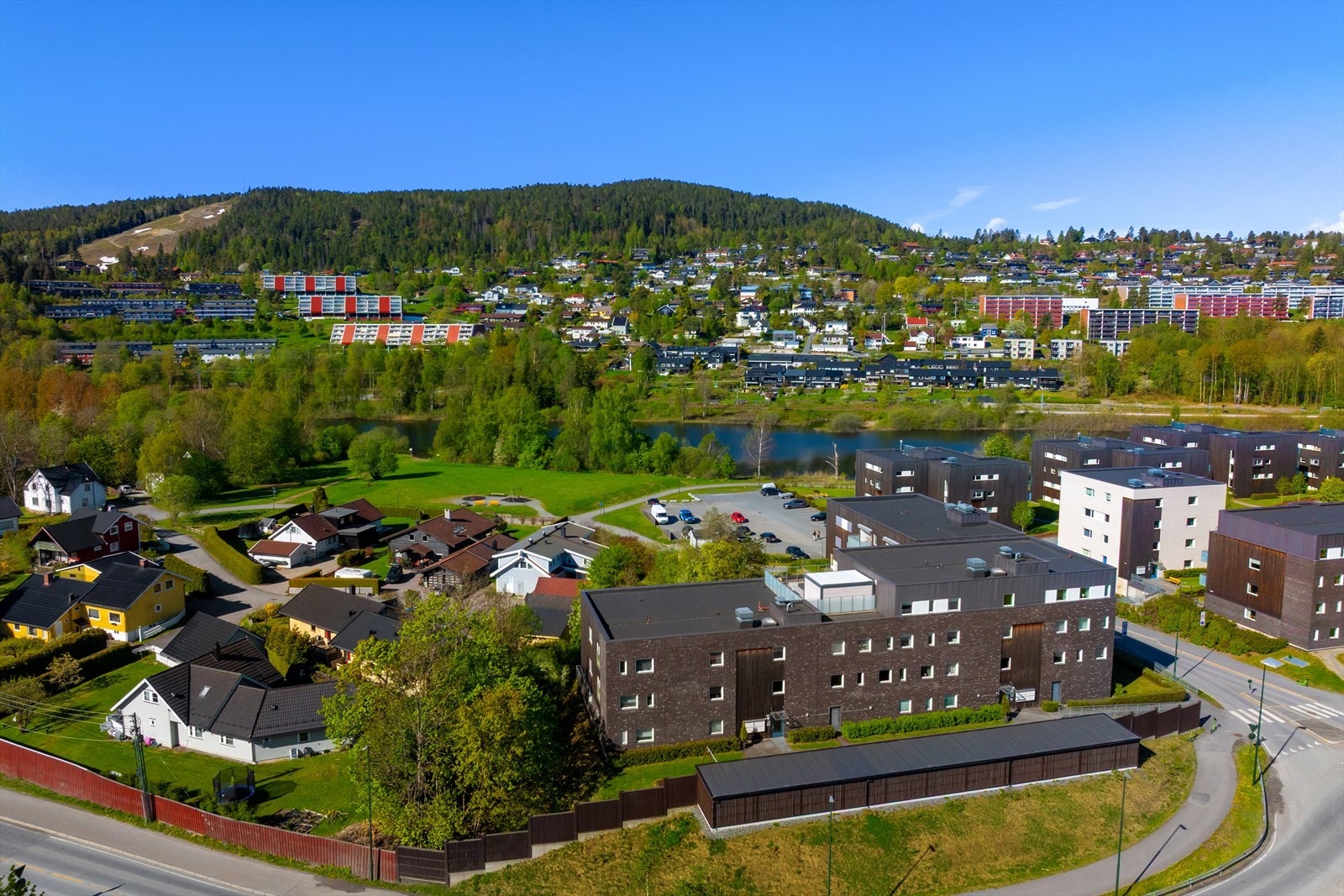 Med Kiwi kun 200 meter unna og kort vei til Asker sentrum, er alle hverdagens nødvendigheter lett tilgjengelige. Galleribilde
