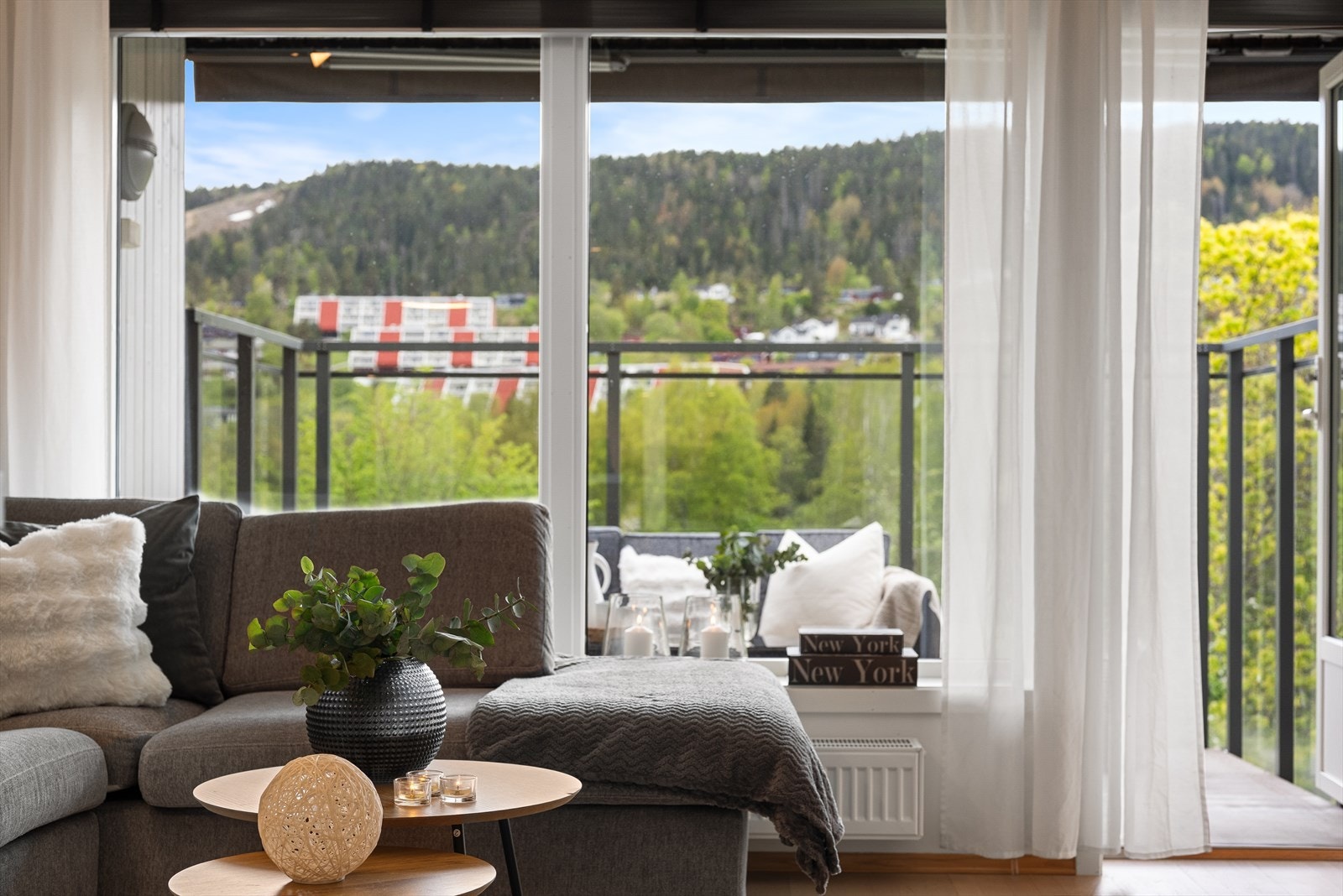 Balkongdøren har tolags isolerglass, produsert i 2013. Galleribilde