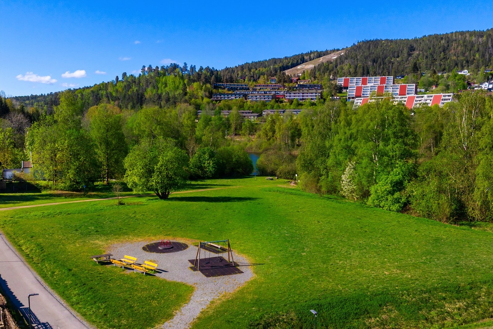 Like ved boligen finnes lekeplasser og store grøntområder for lek og rekreasjon. Galleribilde