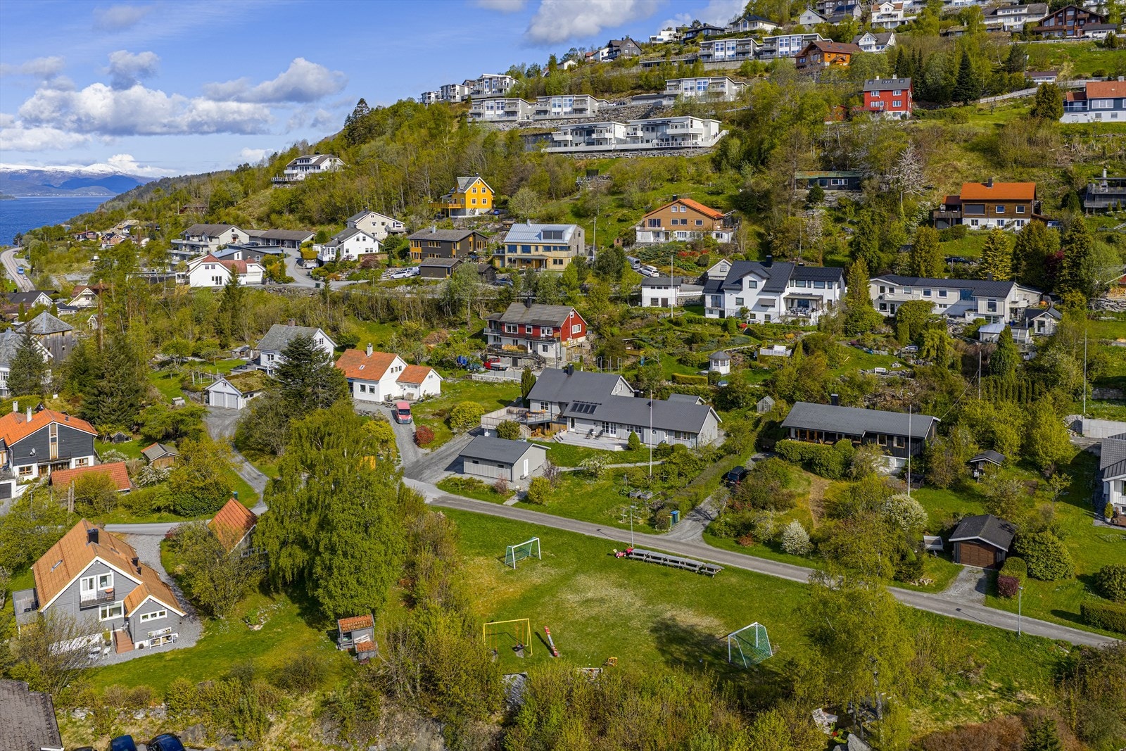 Lekeplassen og nærområde, rett nedom eiendommen er det kommunalt grønt areal Galleribilde