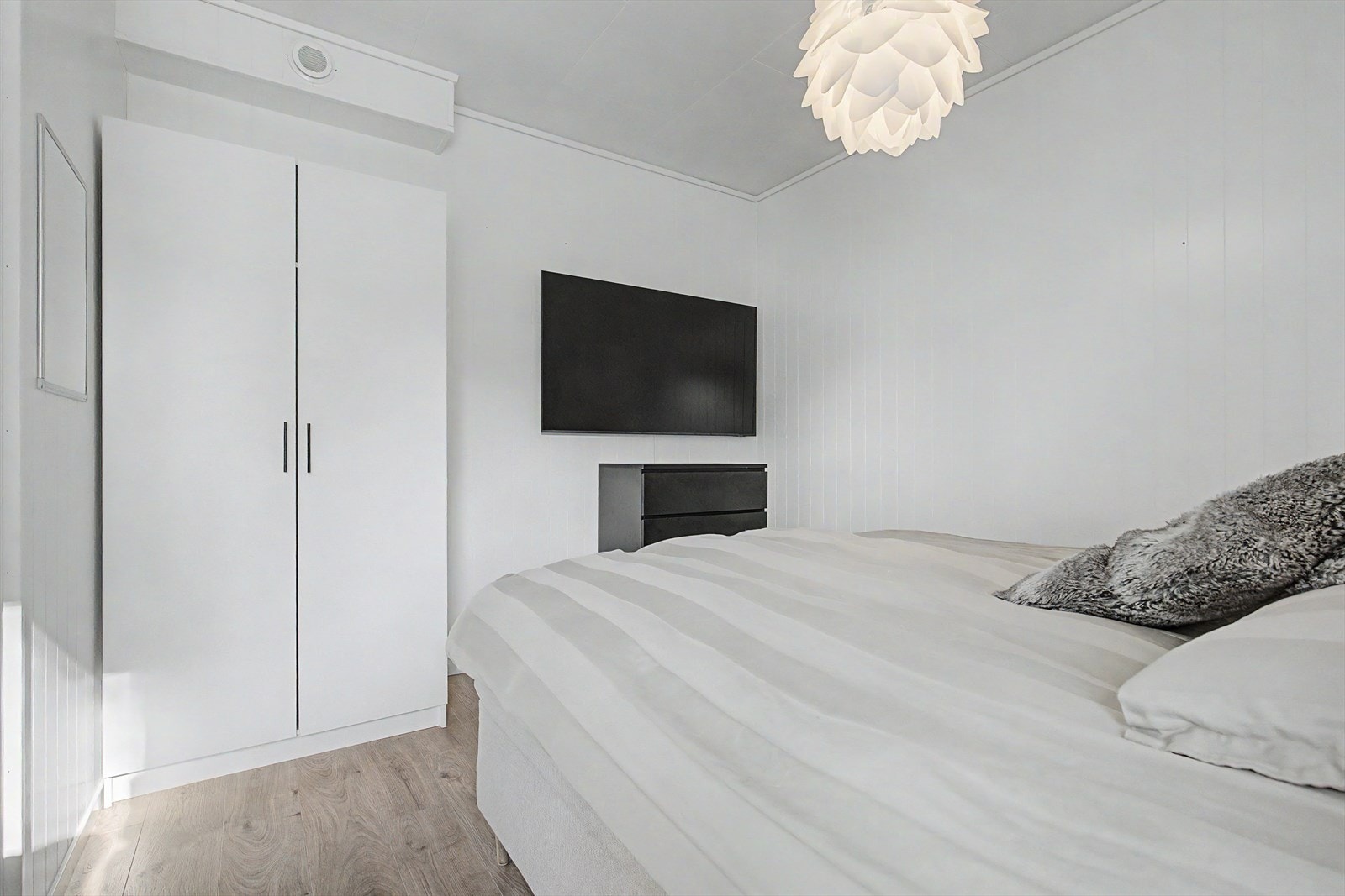 Plass for dobbelseng og garderobe Galleribilde