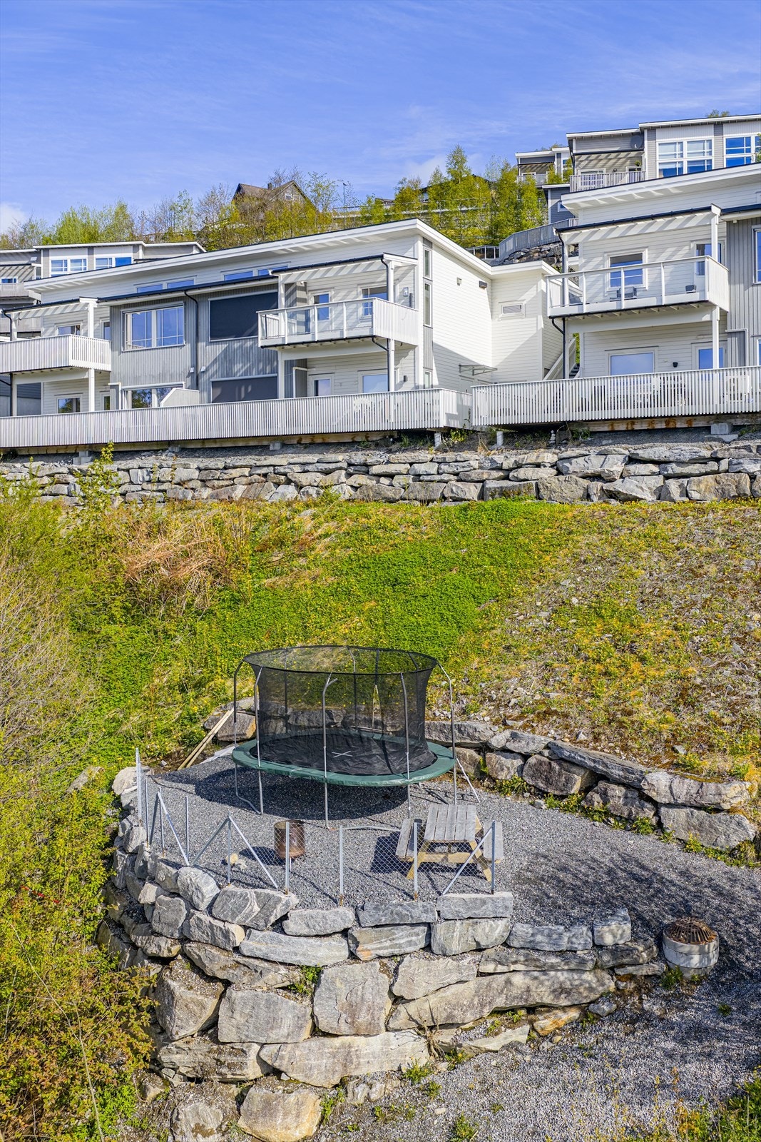Gangstien tar deg videre til lekeplass og sentrum Galleribilde