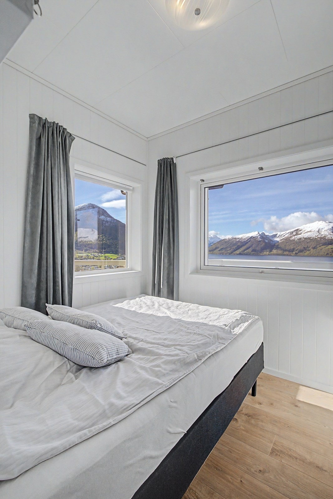 Gjesterom med plass for 150 cm bred seng og garderobe Galleribilde