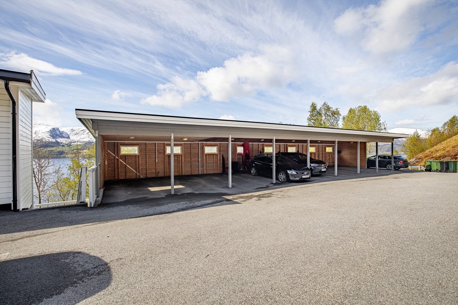 Med leiligheten følger det plass i felles carportanlegg Galleribilde
