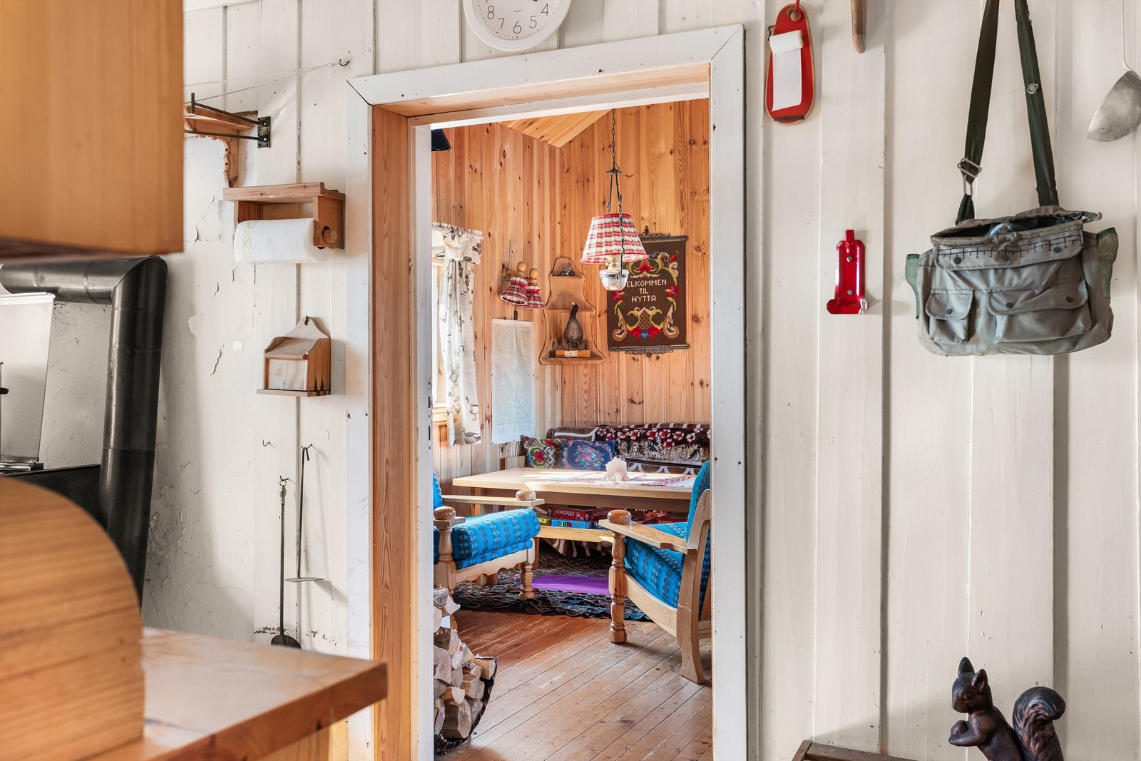 Fra kjøkkenet er det åpent inn mot stuen. Galleribilde