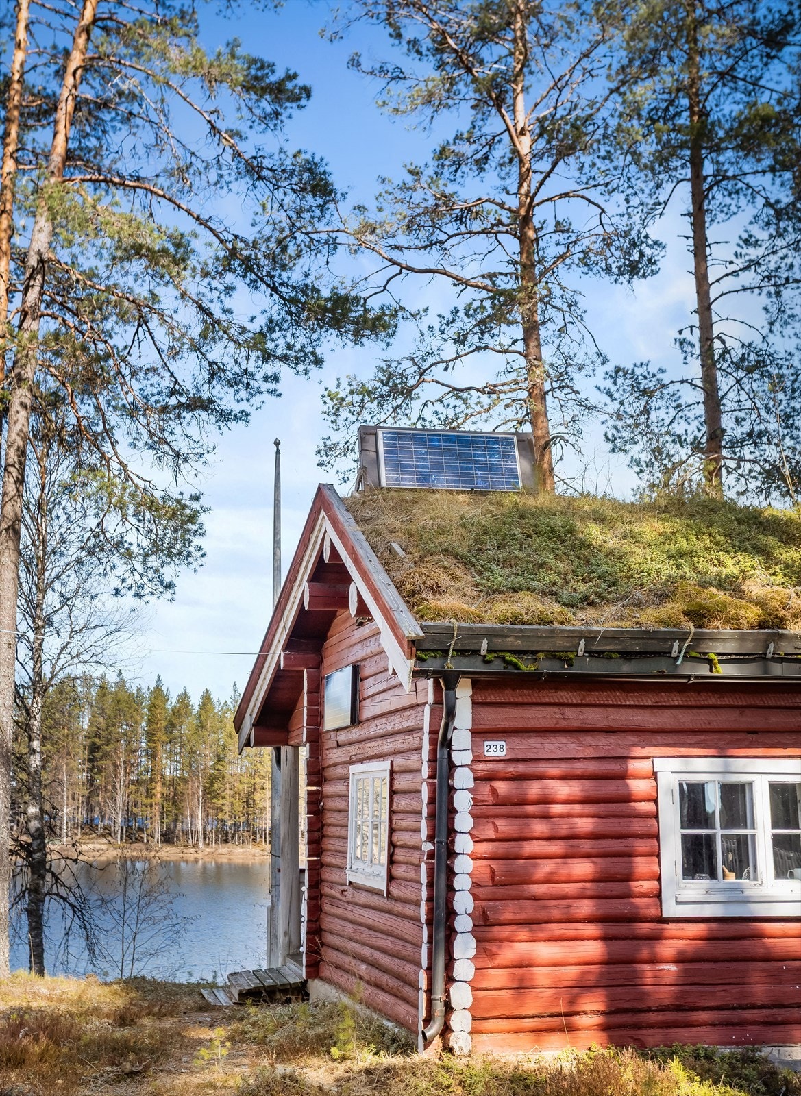 Taket er tekket med torv, og et solcellepanel bidrar til strømforsyningen. Galleribilde