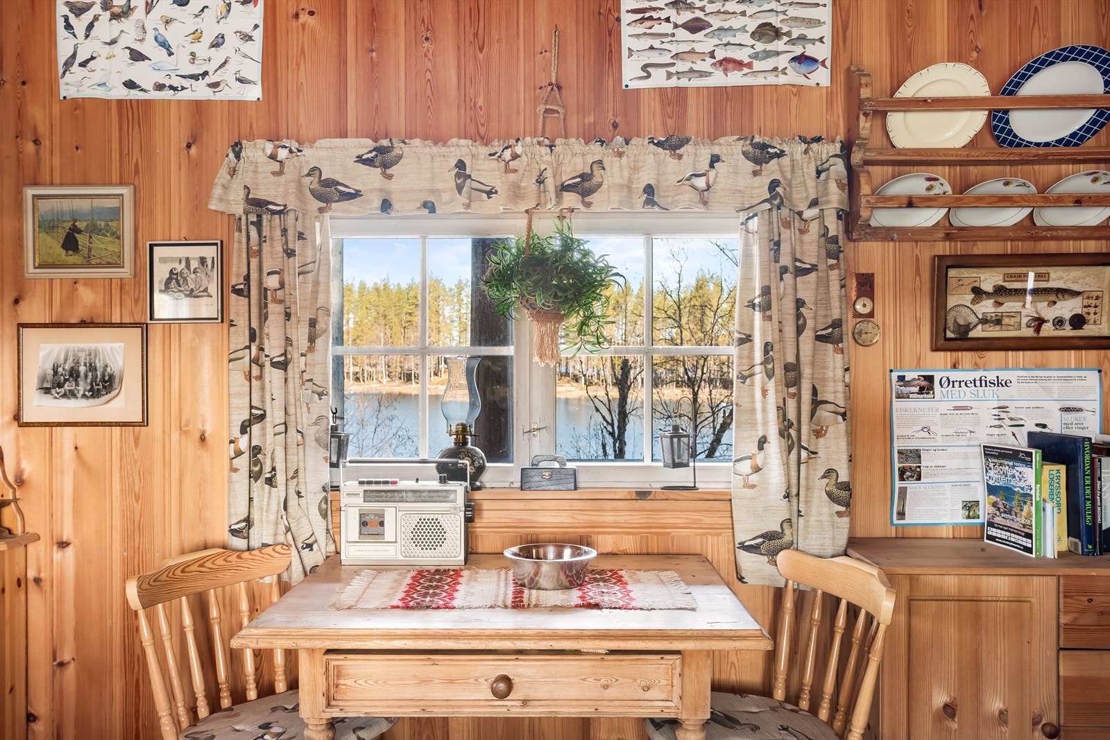 Fra spiseplassen i stuen ser man rett ut på naturen. Galleribilde