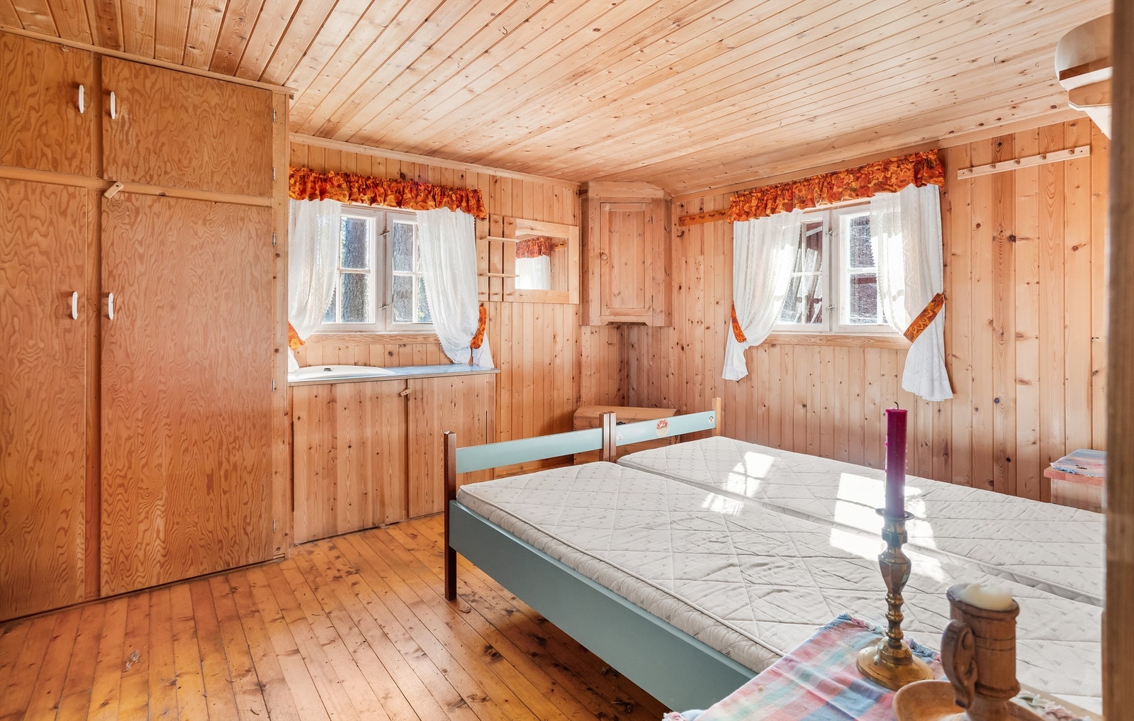 Plassbygde skap gir god lagringsplass på soverommet. Galleribilde