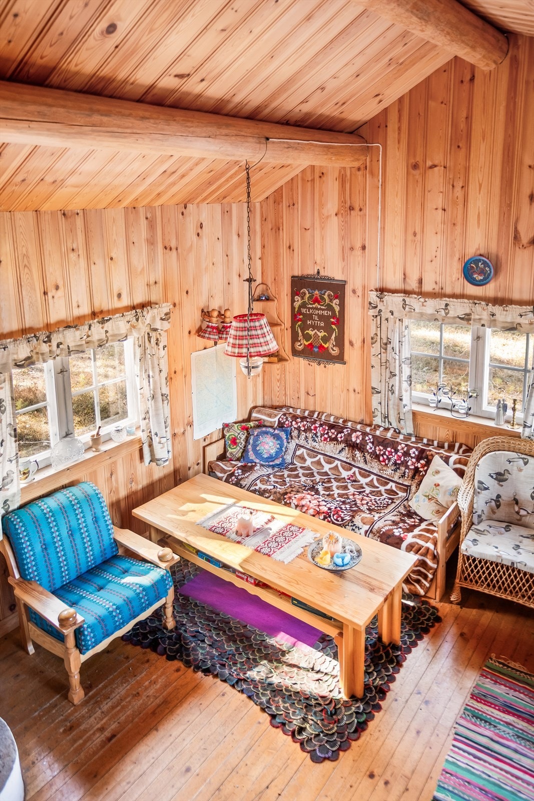 Rommet har plass til både sittegruppe og spisebord. Galleribilde