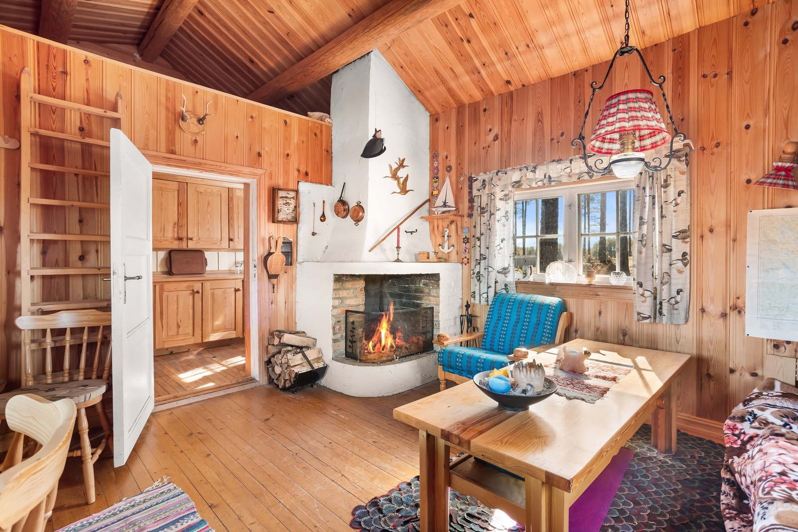 Et solid ildsted i stuen sørger for varme og hygge. Galleribilde