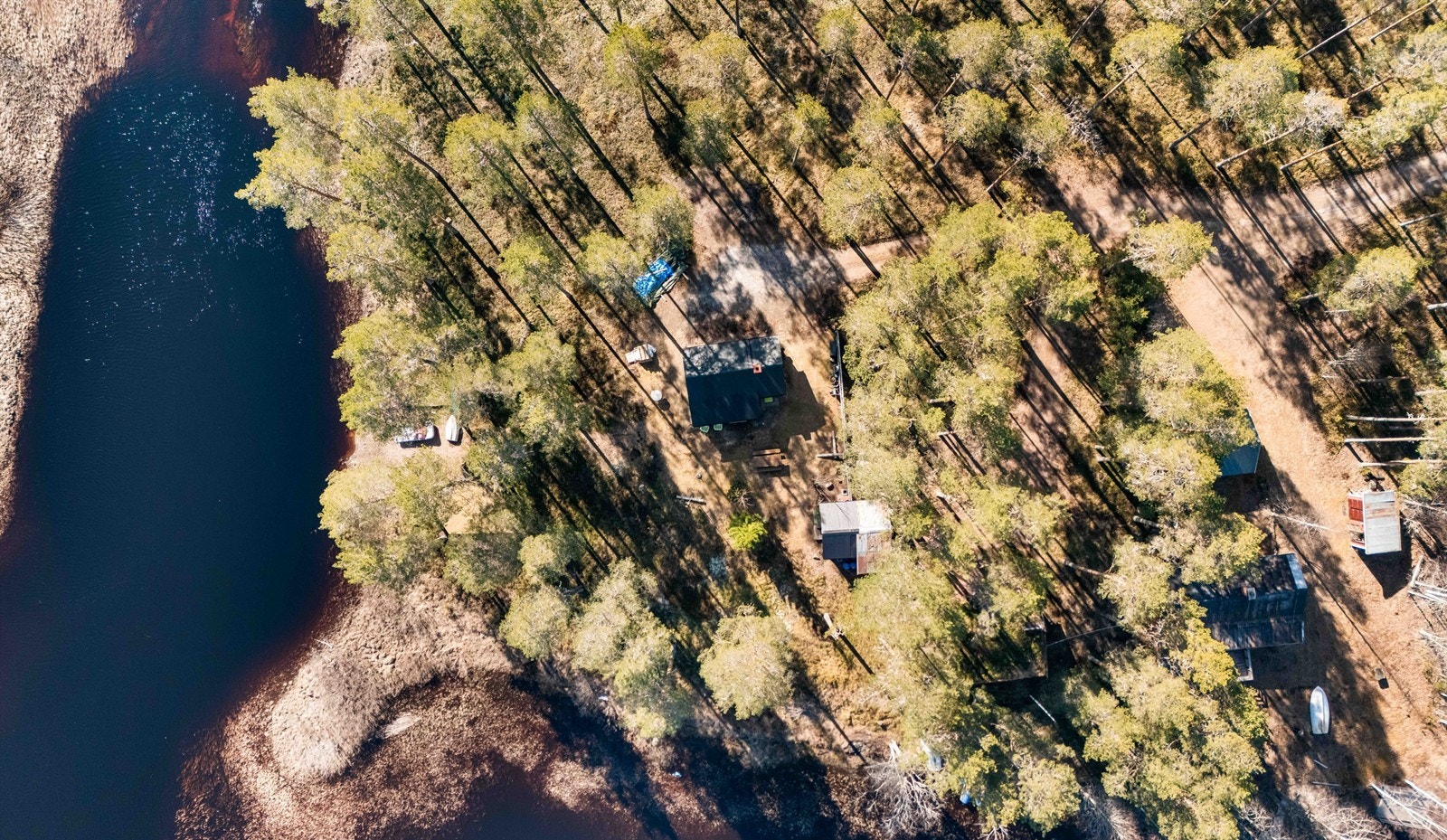Hytta har en privat og tilbaketrukket plassering på tomten, helt nede ved vannkanten. Galleribilde