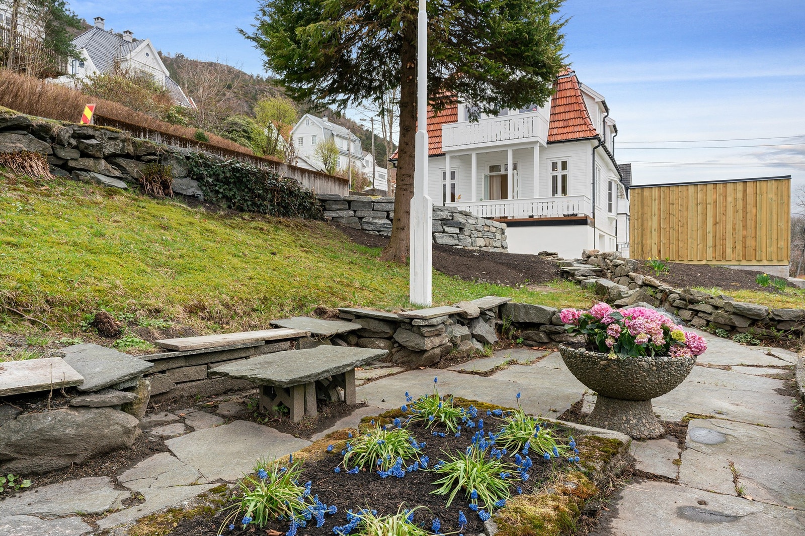 Her er det tilrettelagt for fin sommerdager i den vakre hagen Galleribilde
