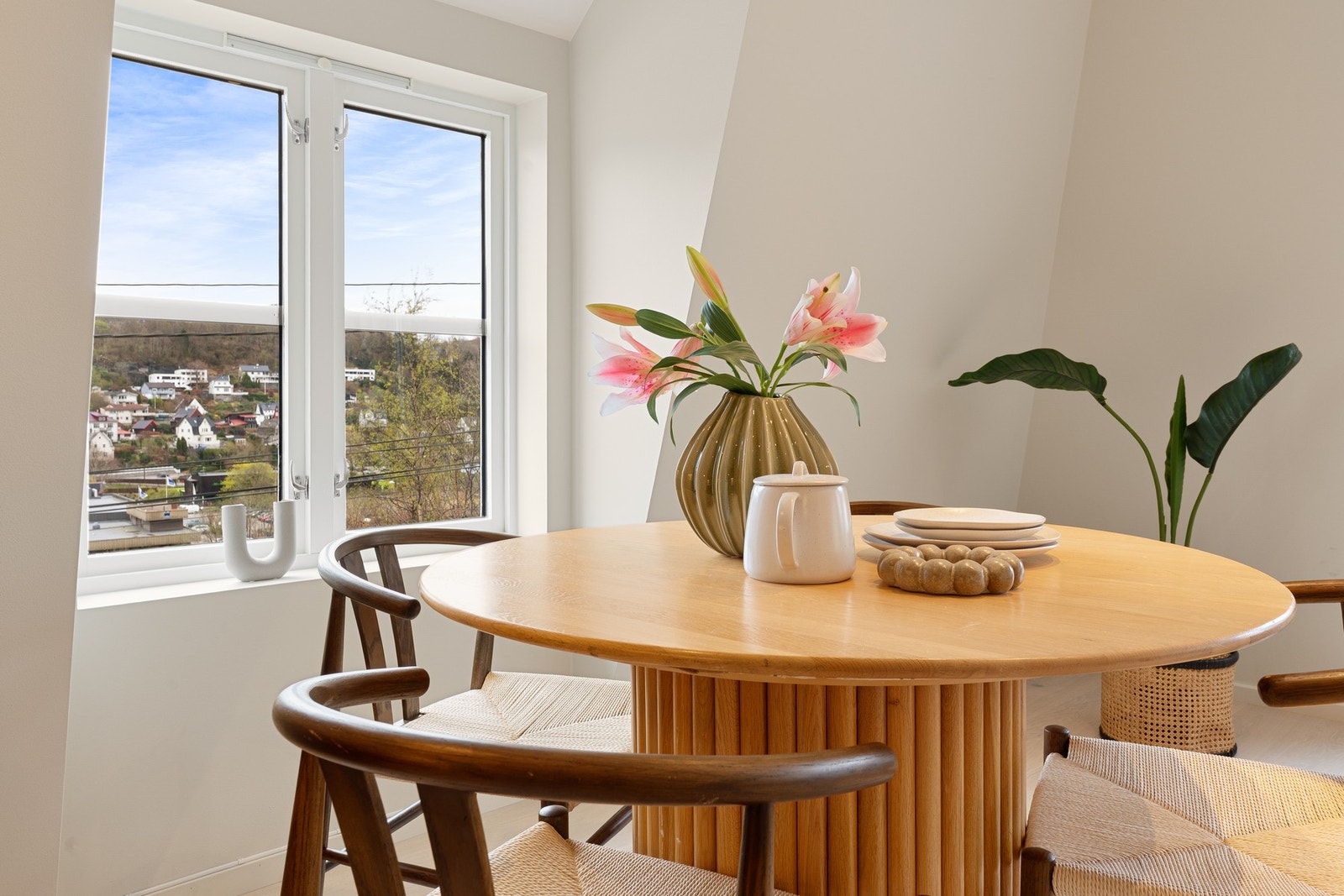 Her er det god plass til spisebord ved arken som gjør den fine utsikten lett tilgjengelig også fra spisebordet Galleribilde