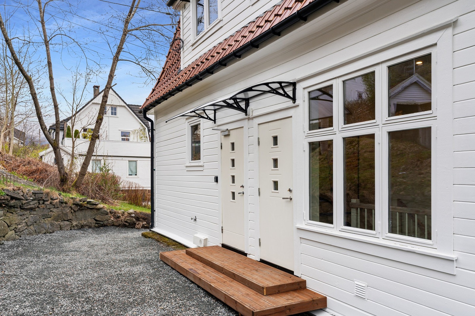 PRIVAT OG SKJERMET INNGANGSPARTI PÅ BAKSIDEN AV HUSET | FASADEN ER NYMALT I 2026 | NY HOVEDDØR I 2025 Galleribilde
