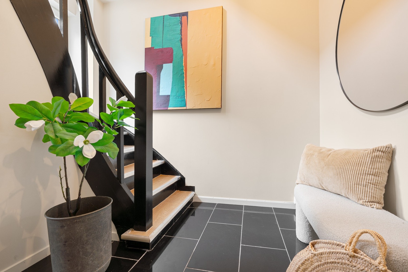 Her er det rikelig med plass til garderobeløsninger og fin trappesats til boligens hovedetasje Galleribilde