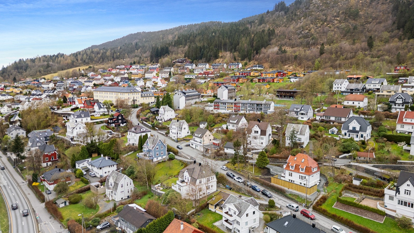 Svært attraktiv beliggenhet med få min. å kjøre til Bergen sentrum og med praktfullt turterreng i umiddelbar nærhet Galleribilde