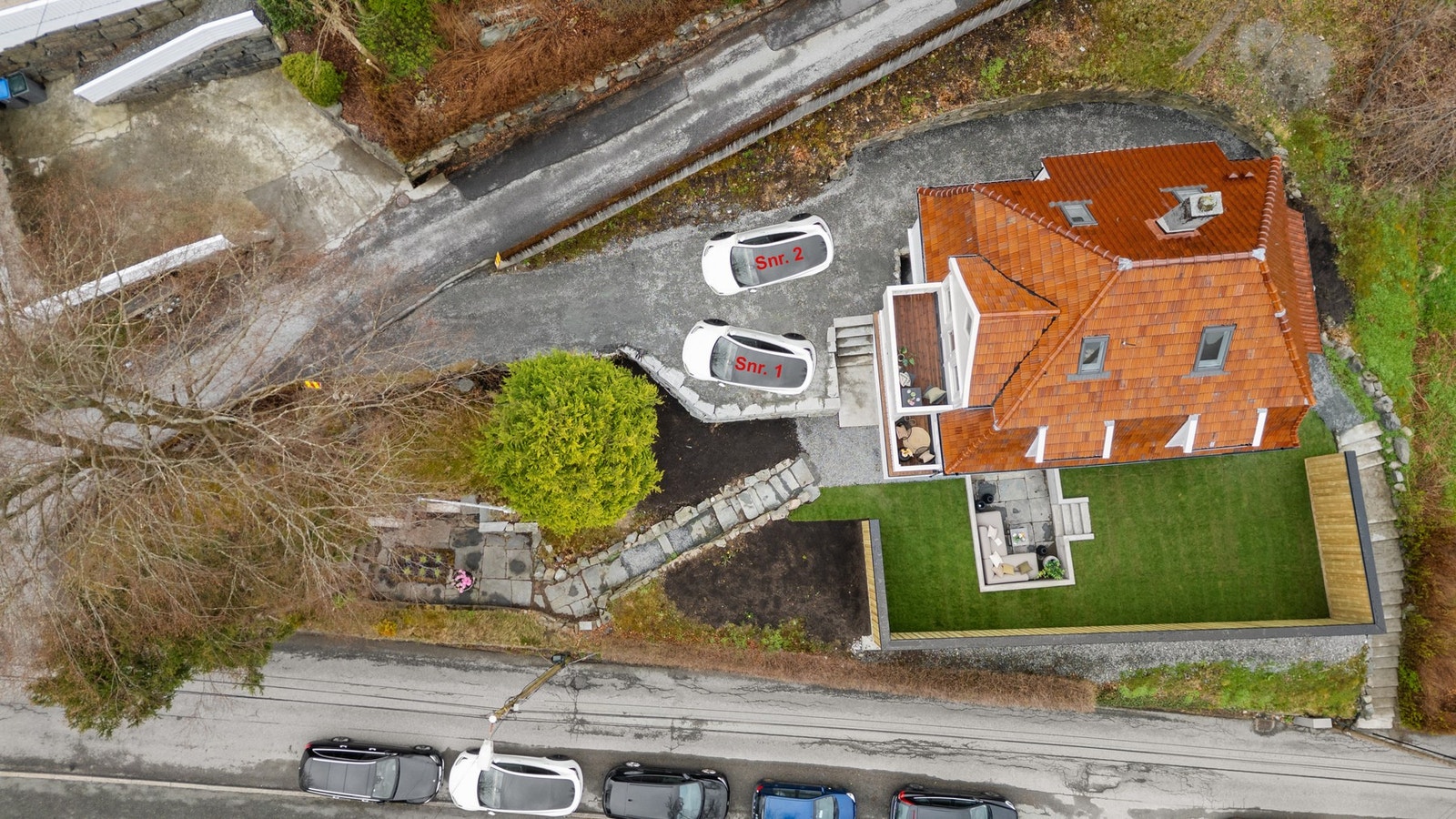 Hver av husets to boenheter har sin egen parkering like ved huset Galleribilde