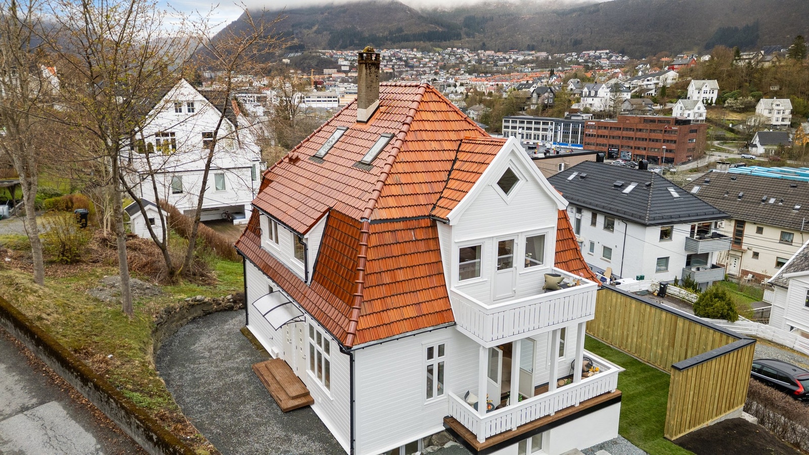 Toppleilighet med privat altan og felles hage | Egen p-plass på tomten og bare få min. å gå til buss og bybanestopp Galleribilde