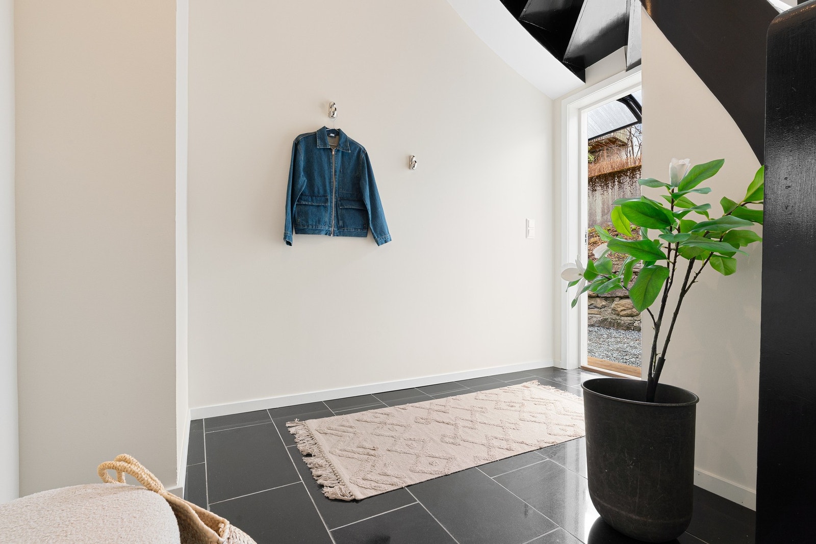 Velkommen inn | Privat og skjermet inngangsparti på baksiden av huset Galleribilde