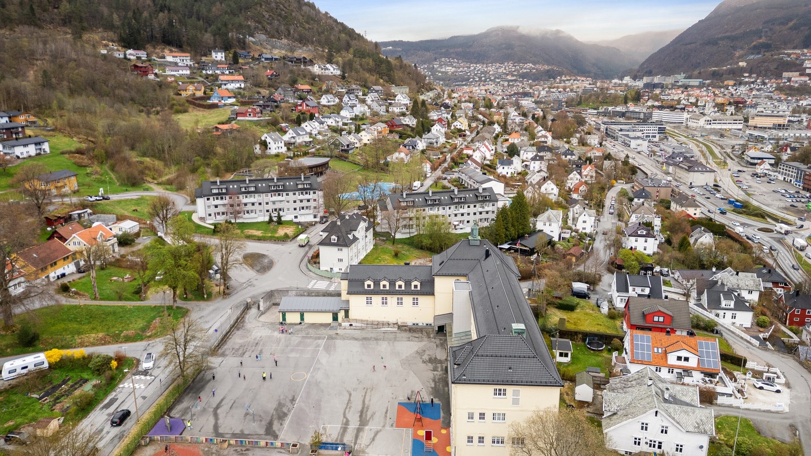 Sentral og attraktiv beliggenhet like ved skole og barnehage, buss og bybanestopp Galleribilde