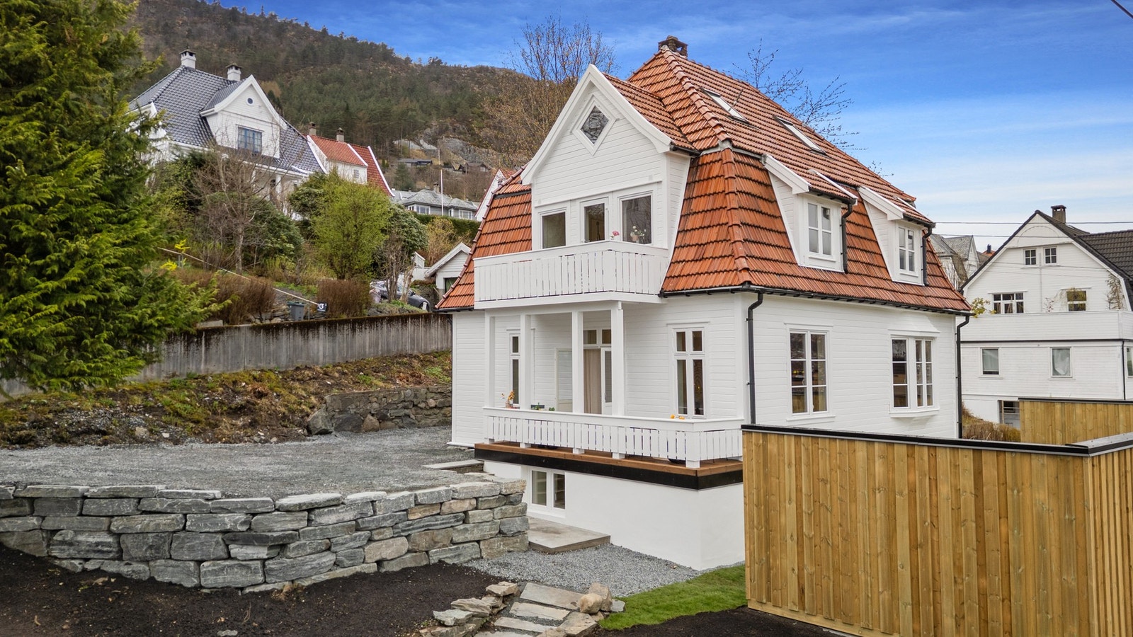 HUSET HAR EN NYDELIG ARKITEKTONISK UTFORMING MED HERSKAPELIG PREG Galleribilde