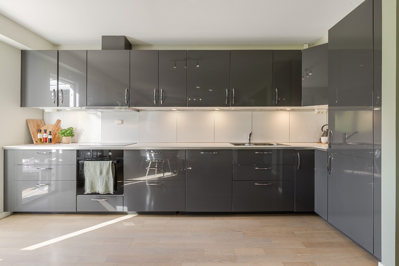 Moderne Ikea-kjøkken fra 2014 med god skap- og benkeplass. Kjøkkenet er fullt utstyrt med integrerte hvitevarer som medfølger i handelen. Det er også montert komfyrvakt og lekkasjestopper. Galleribilde