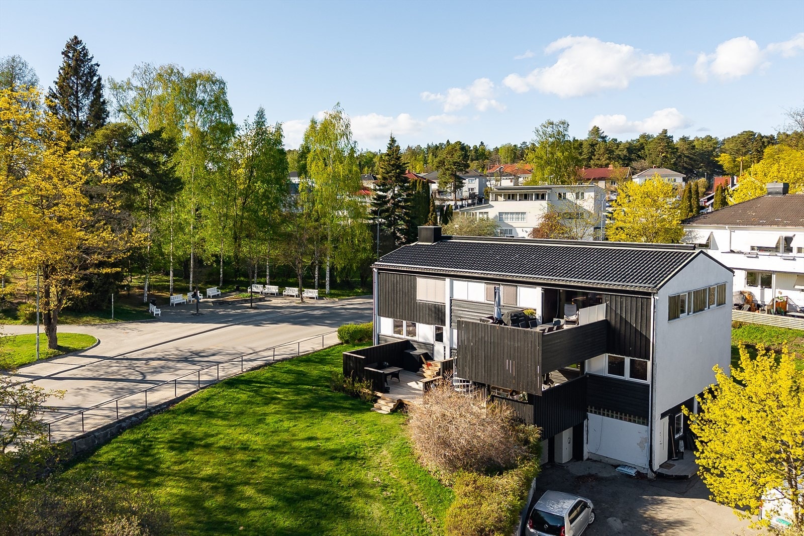 Felles eiertomt for sameiet på ca. 1 091,3m². Tomten er opparbeidet med gressplen og variert beplantning. Asfaltert innkjøring og parkering. Delvis innhegnet med gjerde. Leiligheten disponerer en p-plass og har nylig installert elbil-lader som medfølger Galleribilde