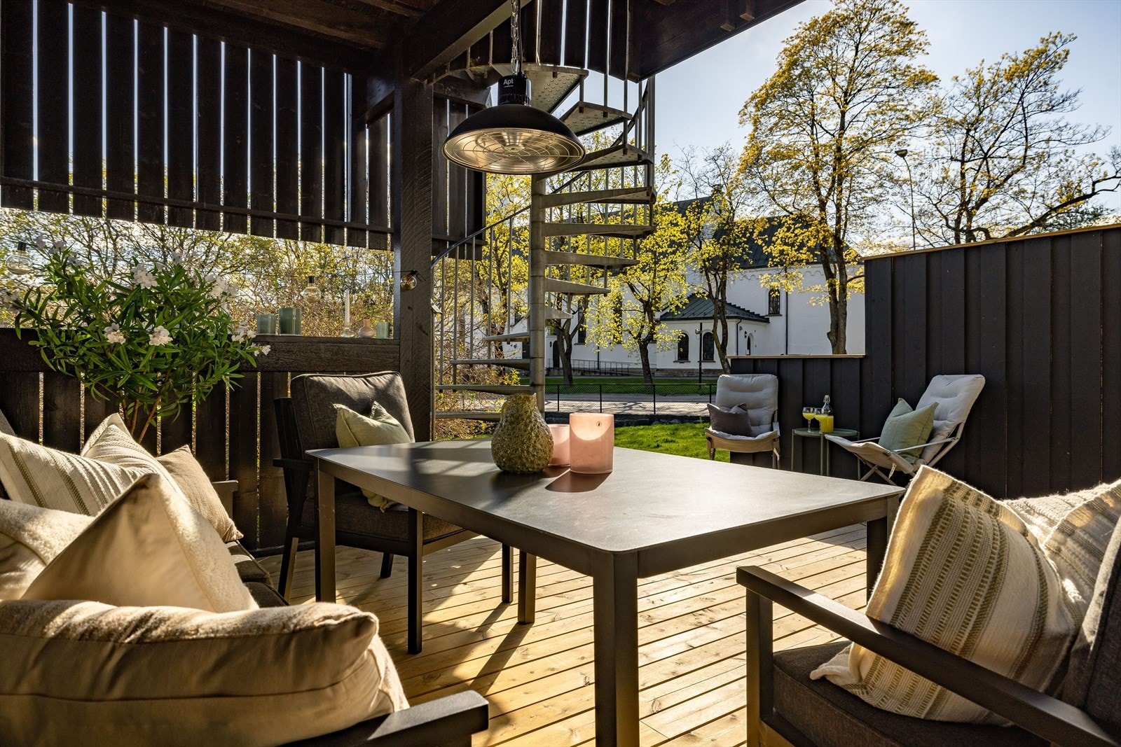 Beliggenheten mot syd sørger for gode solforhold. Terrassen har levegger som gjør at du sitter lunt og skjermet for vær, vind og innsyn. Galleribilde