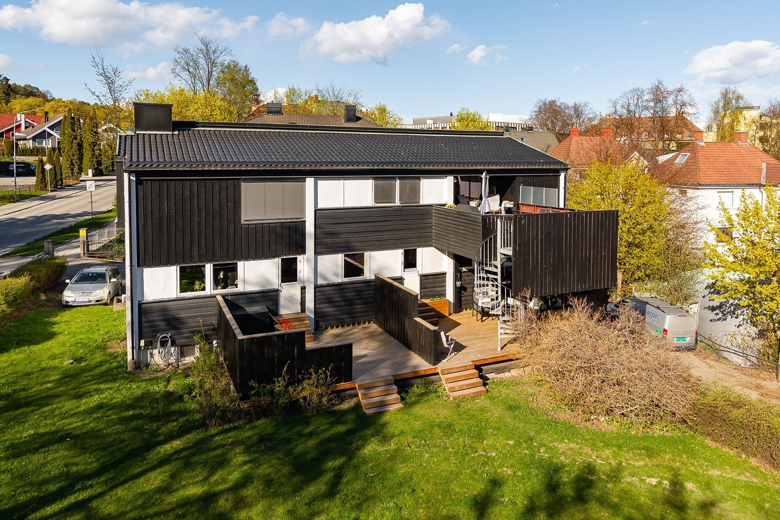 Det ble utstedt ferdigattest for bruksendring fra kontorbygg til boligbygg i byggets underetasje og 1. etasje i 2014. Galleribilde