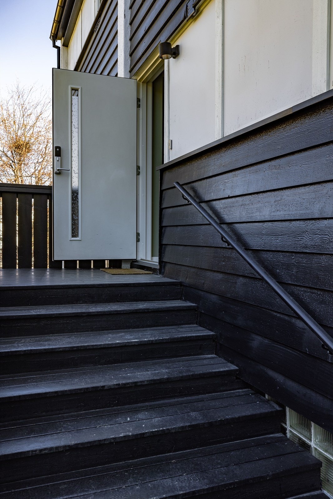 Leiligheten har eget inngangsparti med utvendig trapp. Galleribilde