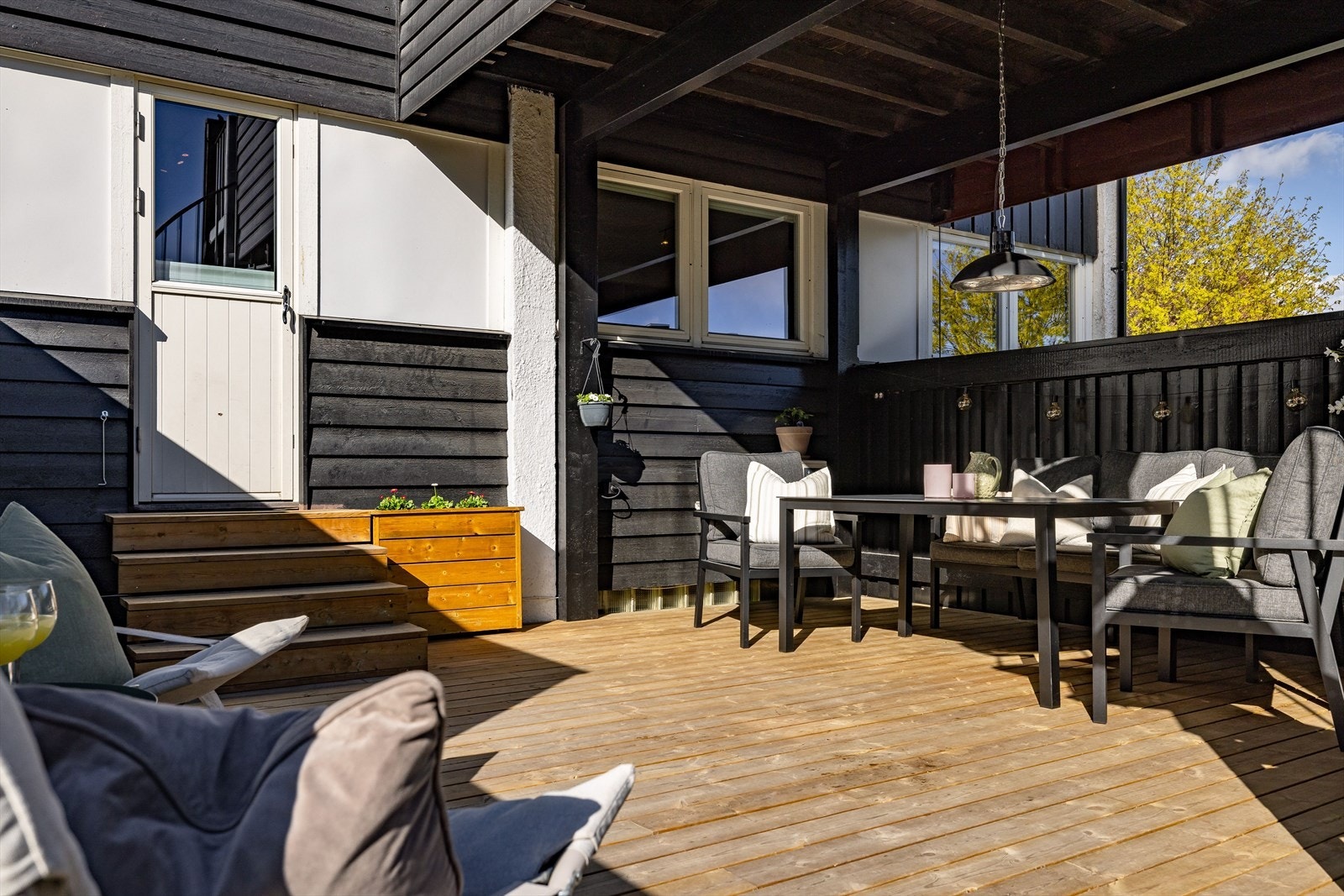 Fra stuen har du utgang til solrik, nyoppført og sydvendt terrasse på ca. 25m². Galleribilde