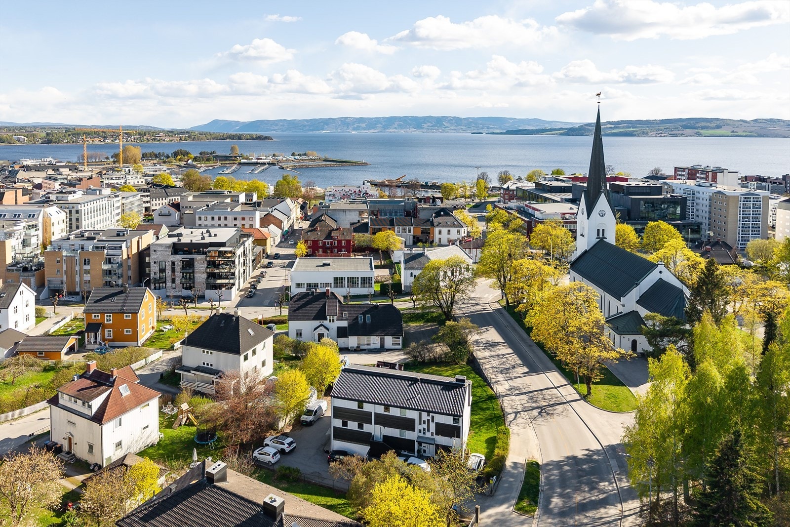 Leiligheten har en sentral beliggenhet midt i Hamar med gangavstand til alle servicetilbud. Hamar sentrum har et rikt tilbud av koselige kaféer og restauranter. Det er også kort vei ned til Mjøsa og Koigen. Galleribilde