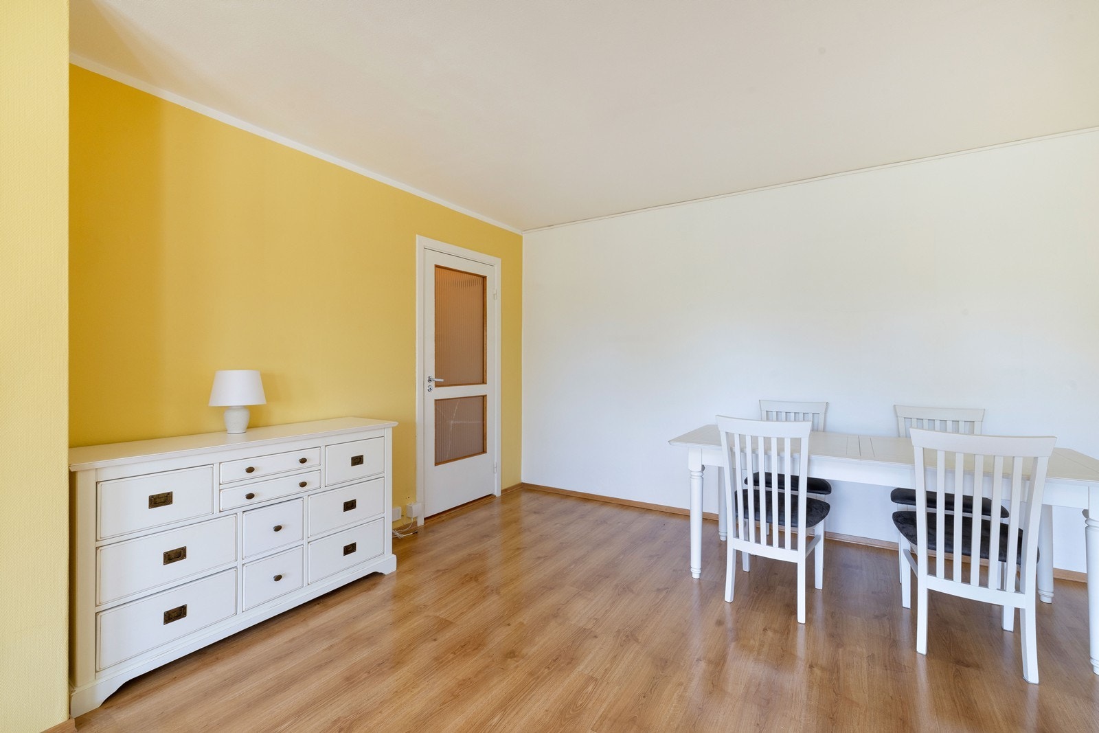 I stuen er det god plass til både skjenk, spiseplass og TV-gruppe. Galleribilde