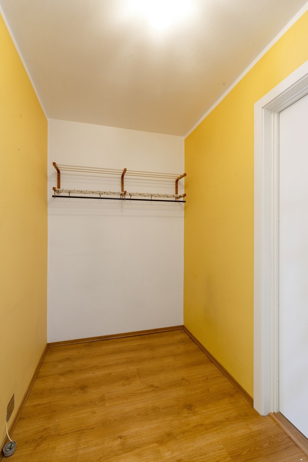 I gangen er det god plass til å henge av seg klær. Galleribilde