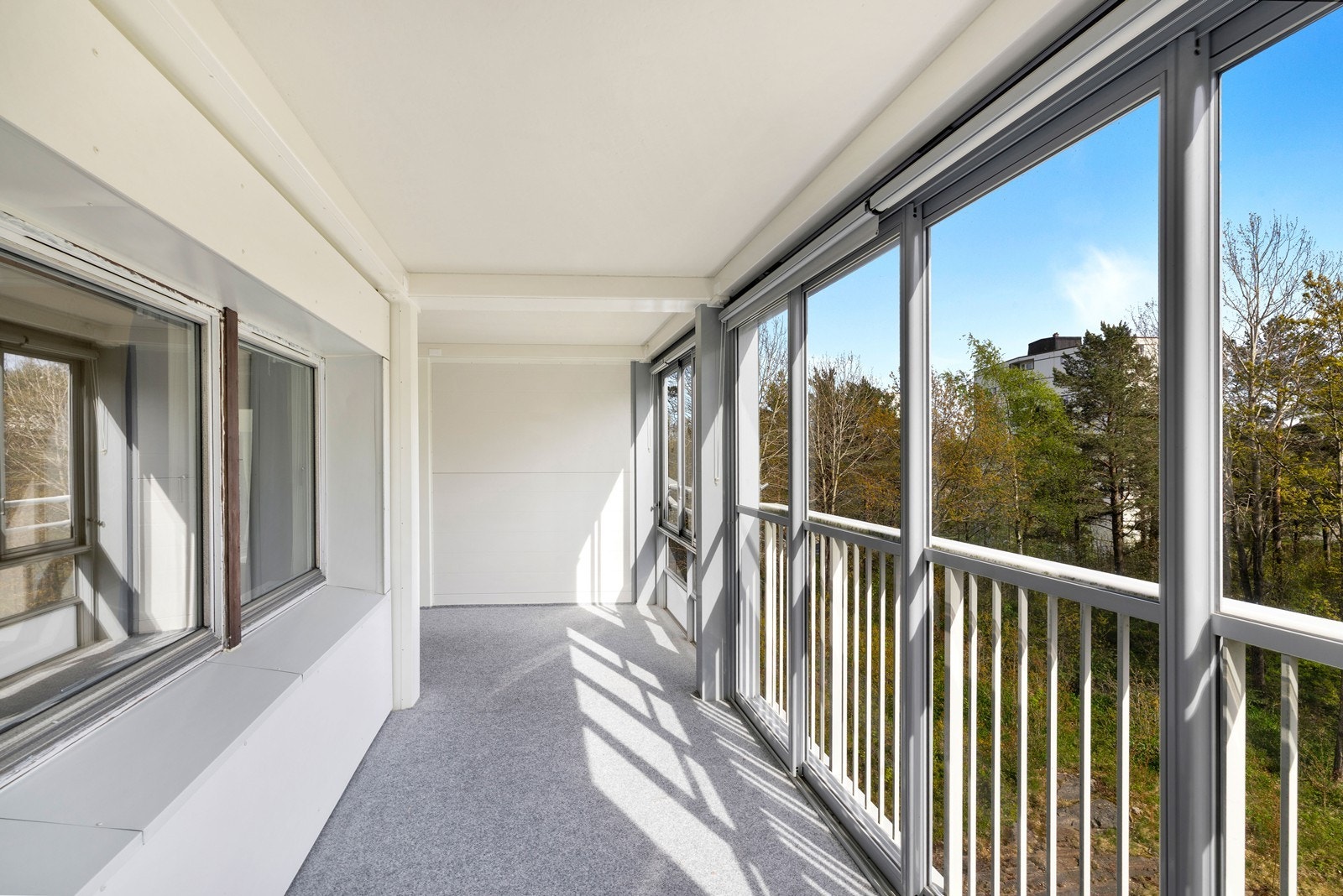 Store deler av glassveggen kan åpnes. Galleribilde