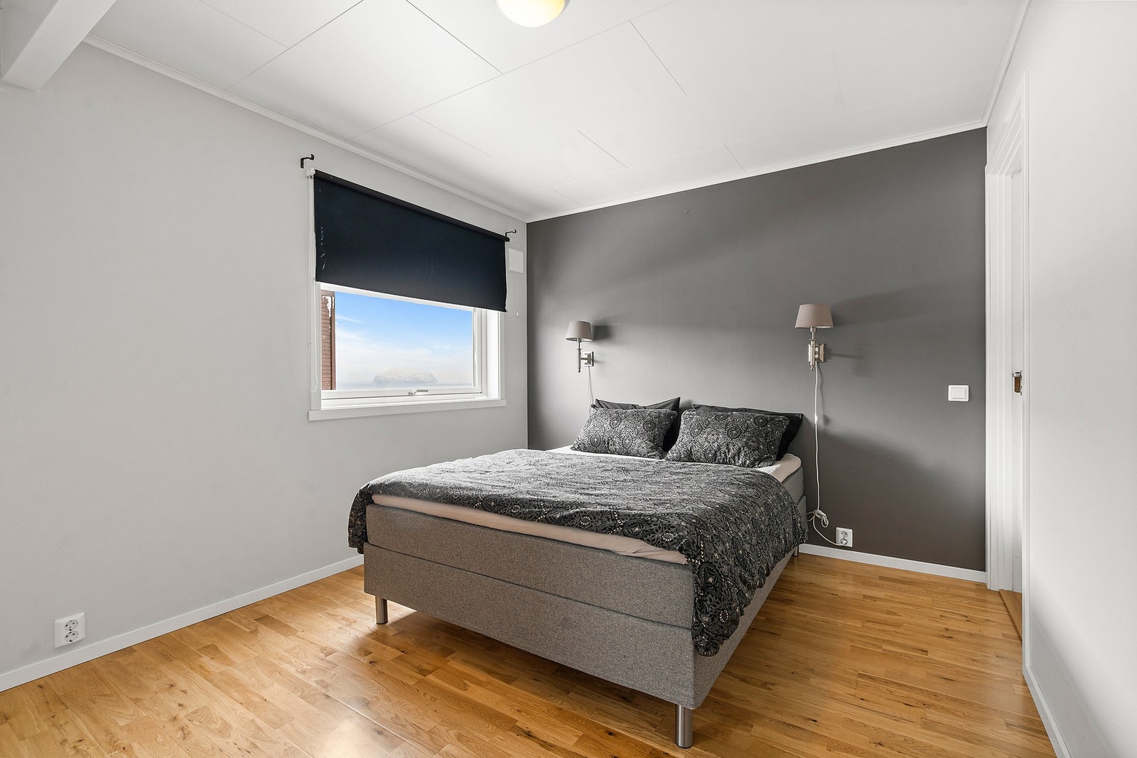 Soverom med garderobe i hovedplan Galleribilde
