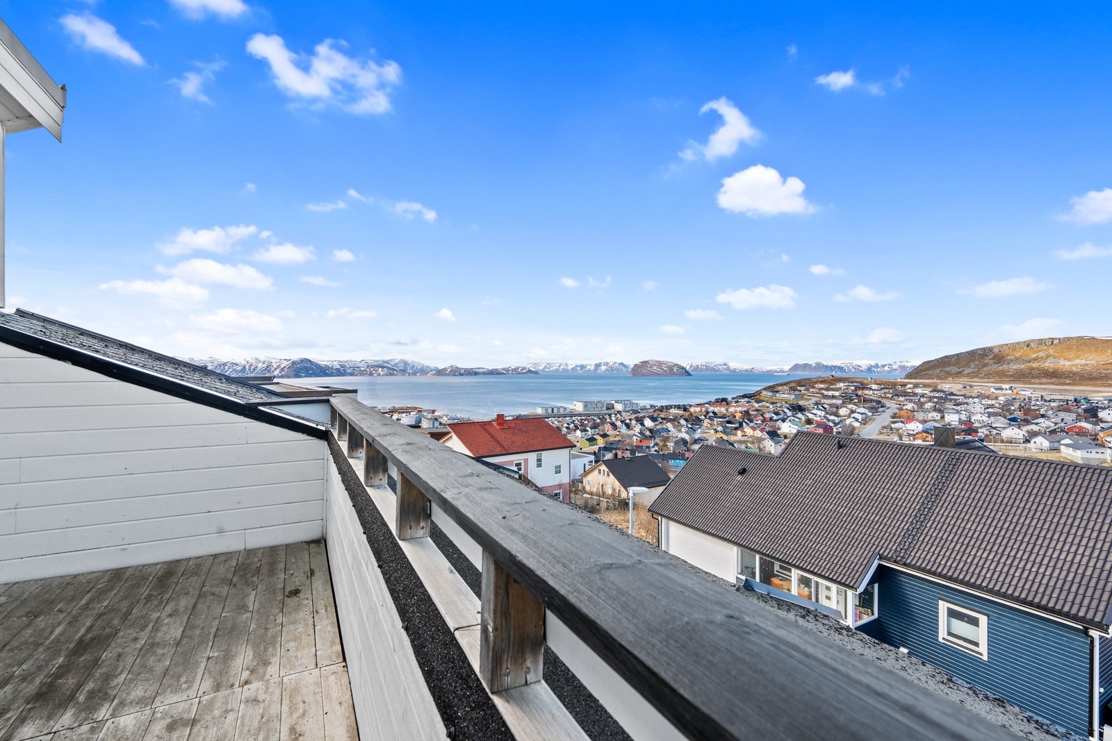 Spektakulær utsikt fra balkong ved loftstuen Galleribilde