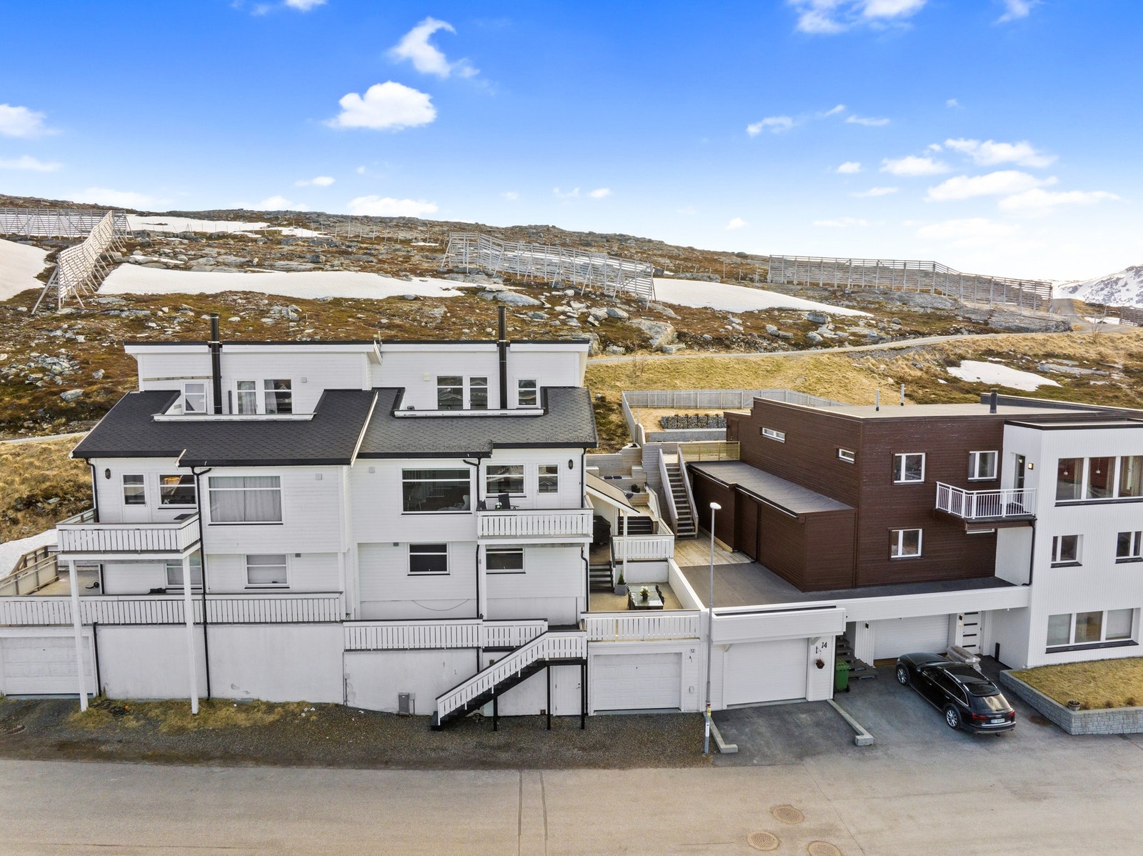Fasade med garasje Galleribilde
