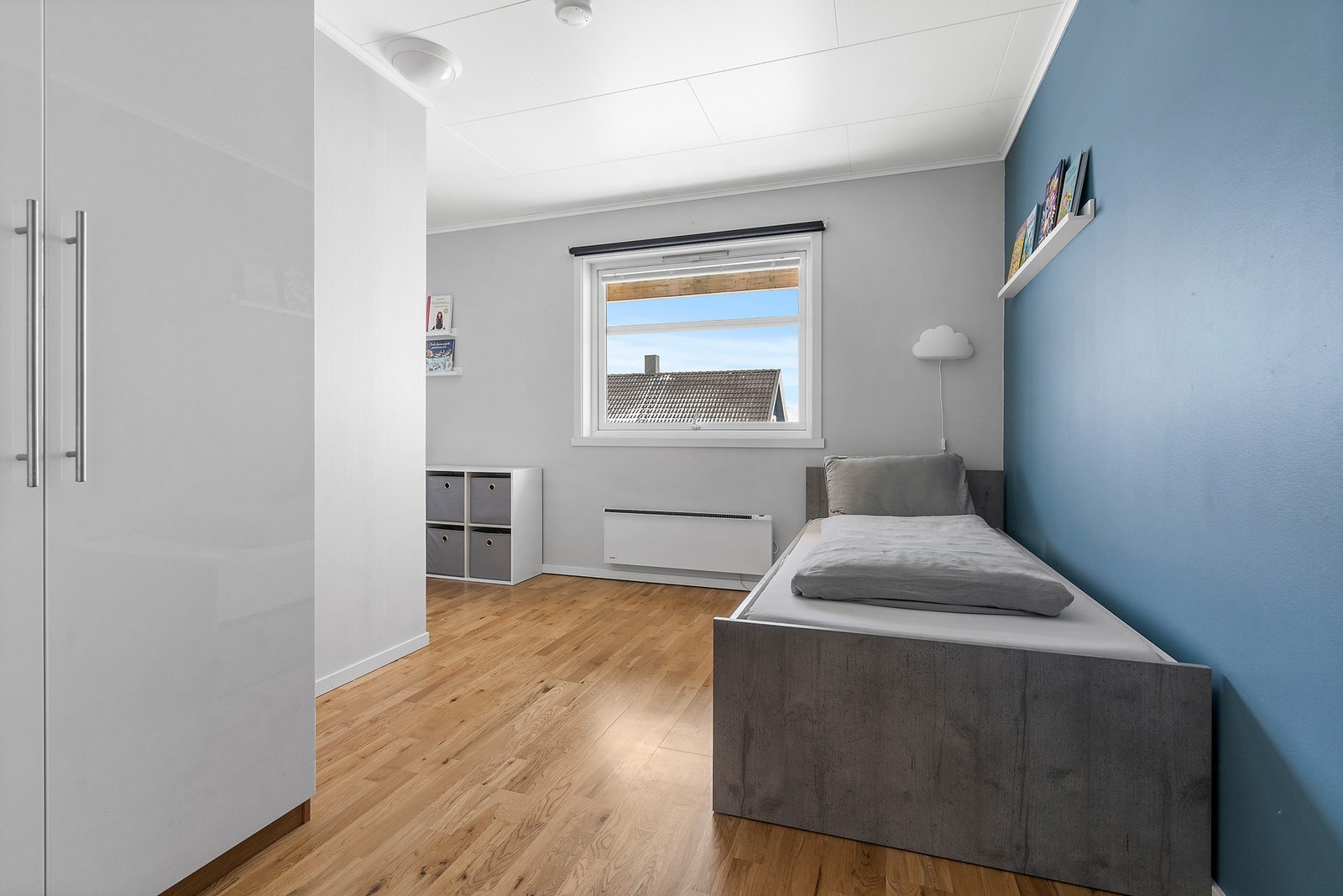 Soverom med garderobe Galleribilde