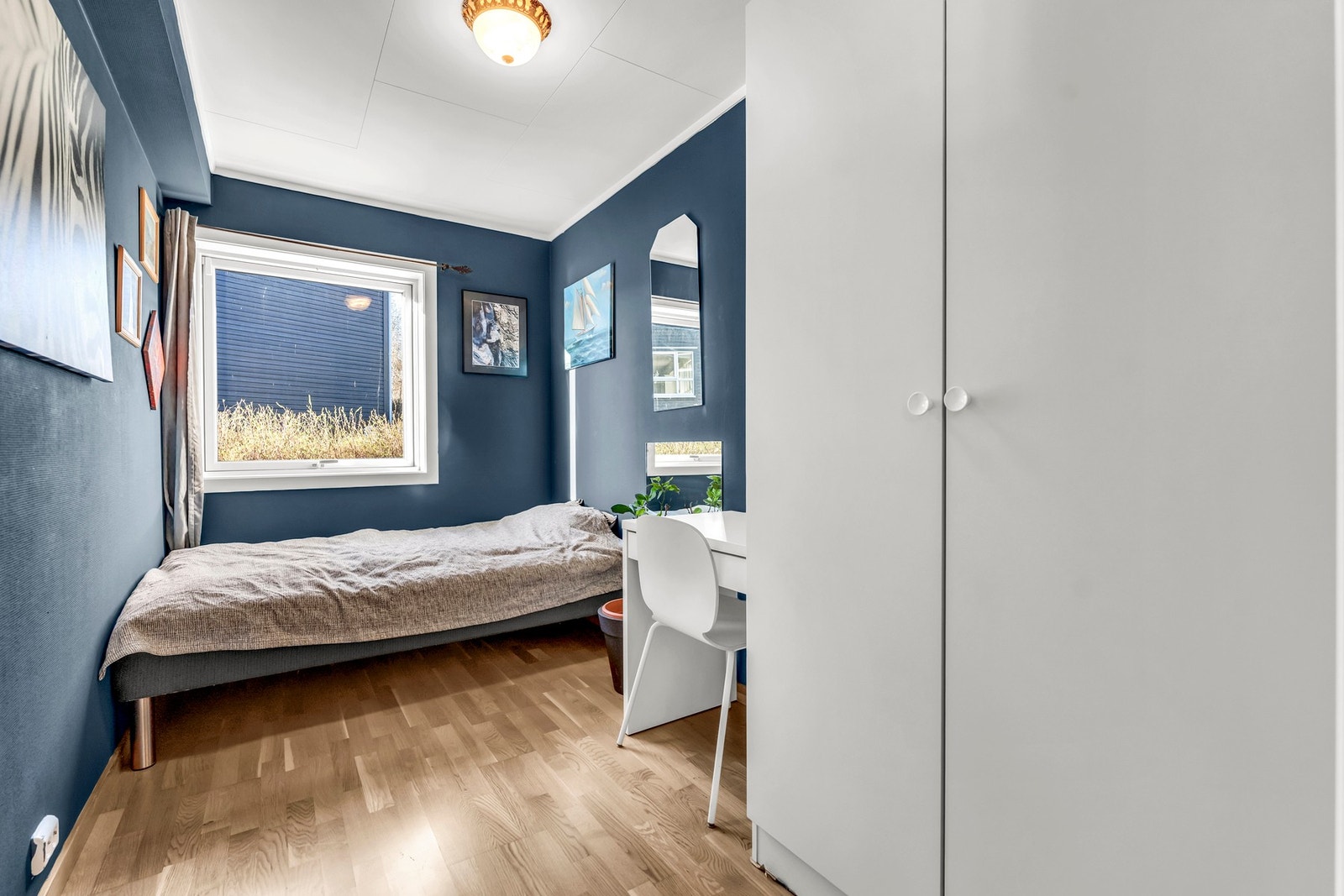 Soverom nr 2 har tilpasset seng og med tilgang til gardreobeskap Galleribilde