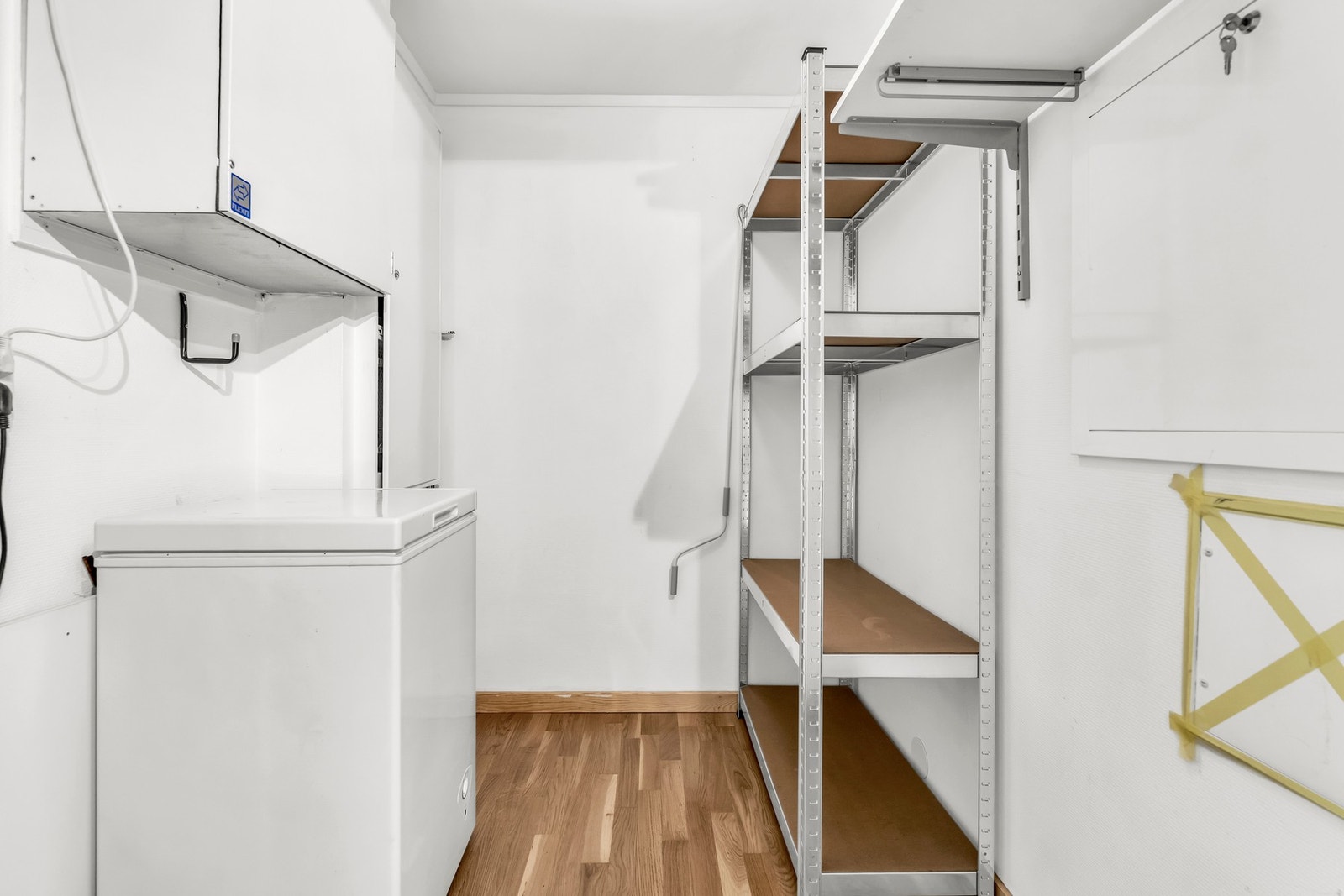 Stor innvendig bod med lagringsplass. I tillegg har man tilgang til utvendig bod Galleribilde