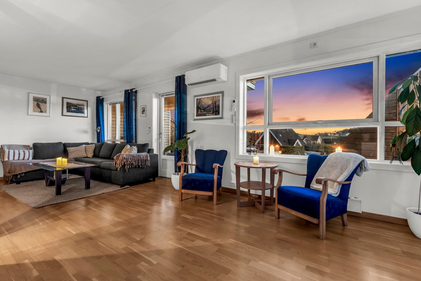Stor og god stue med flere soner Galleribilde